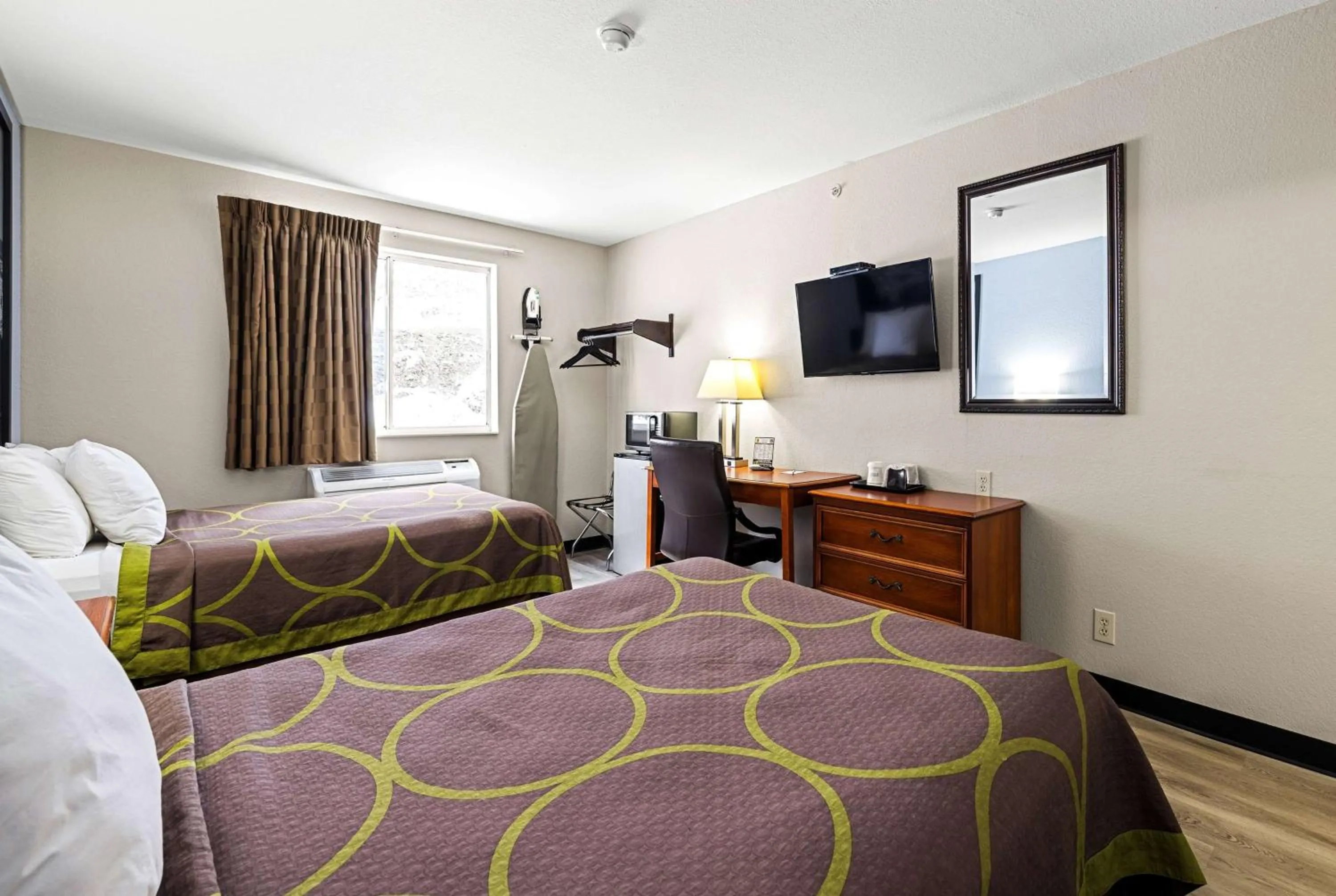 Photo of the whole room, Bed in Super 8 by Wyndham Pittsburgh/Monroeville