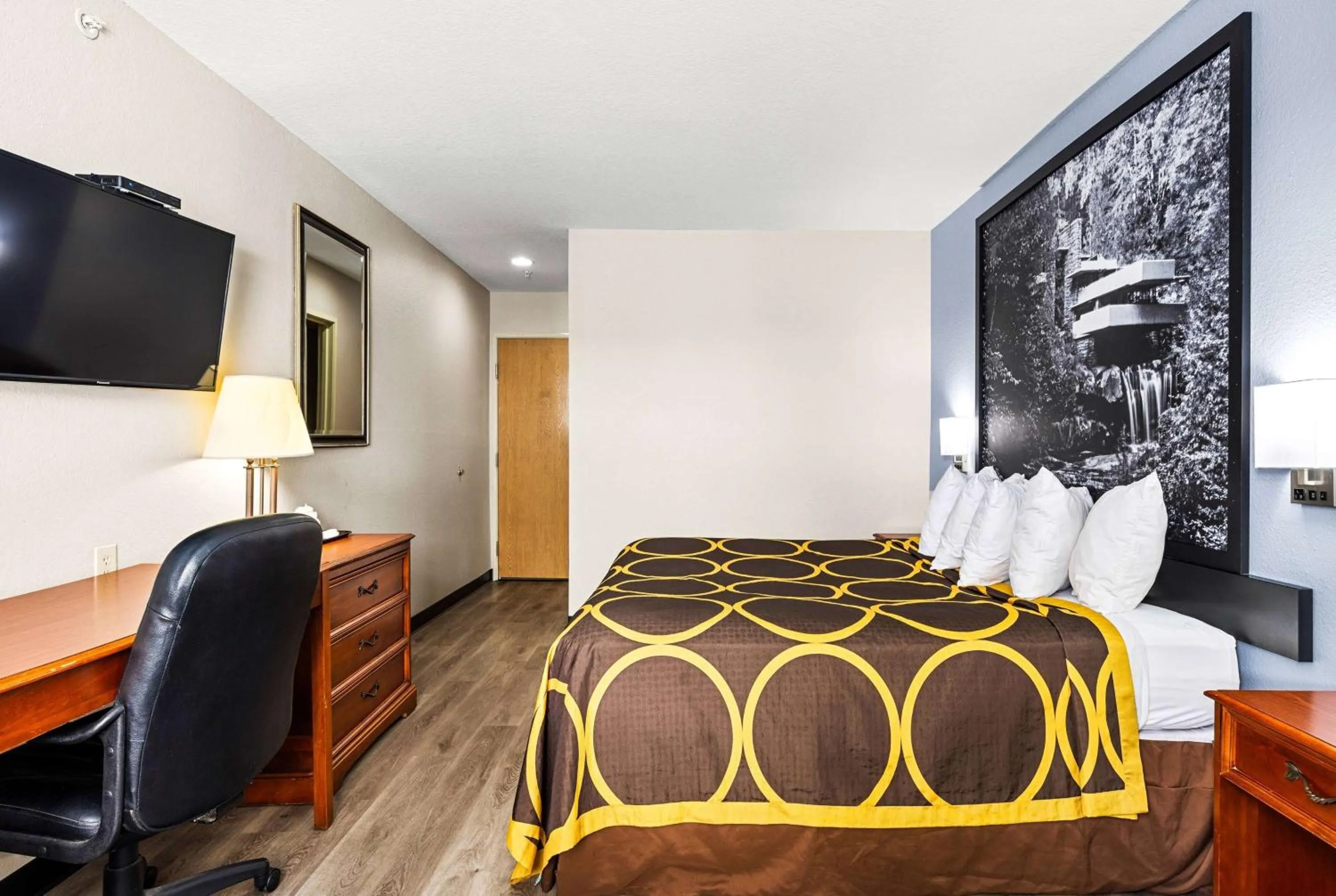 Photo of the whole room, Bed in Super 8 by Wyndham Pittsburgh/Monroeville