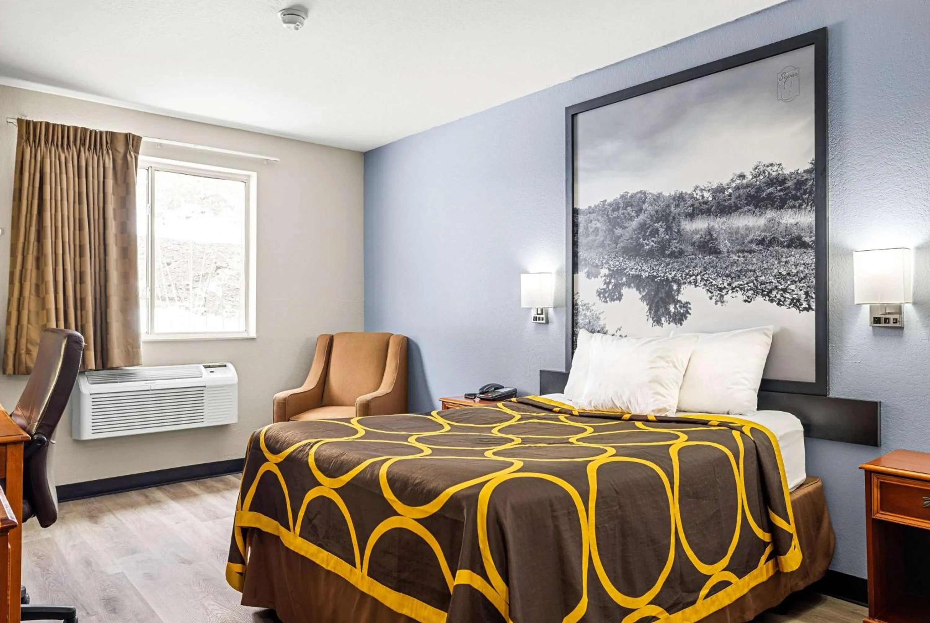 Photo of the whole room, Bed in Super 8 by Wyndham Pittsburgh/Monroeville