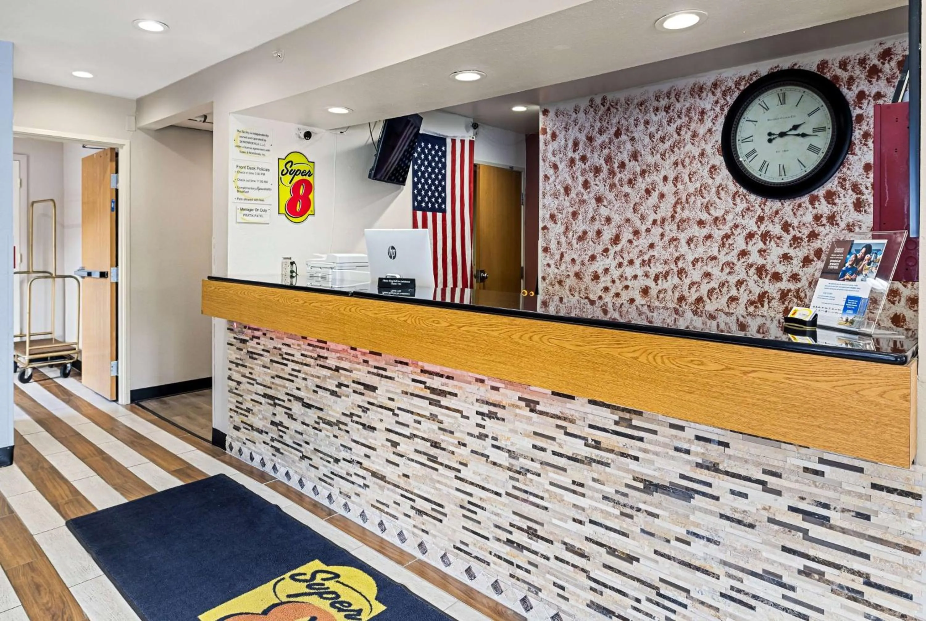 Lobby or reception in Super 8 by Wyndham Pittsburgh/Monroeville