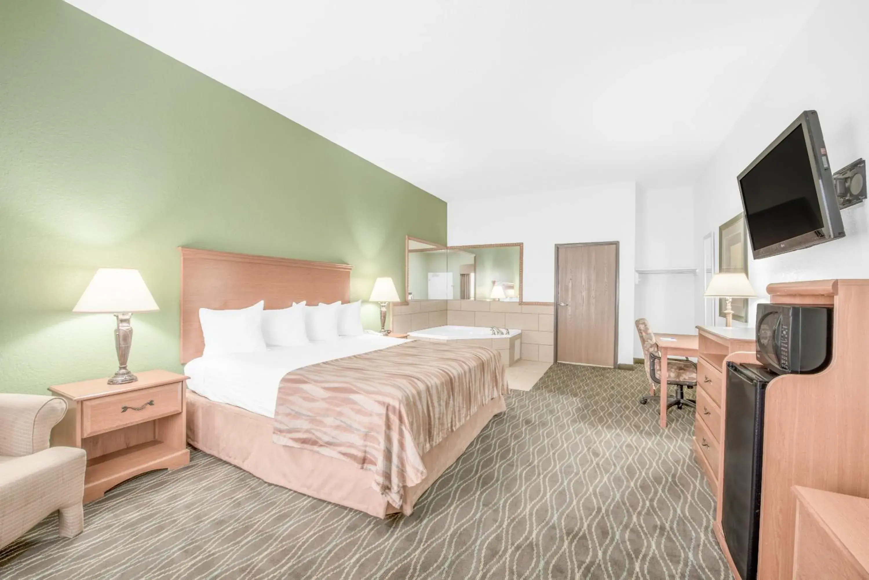 King Room with Jacuzzi - Non-Smoking in Baymont by Wyndham Pearsall King Room with Jacuzzi - Non-Smoking in Baymont by Wyndham Pearsall