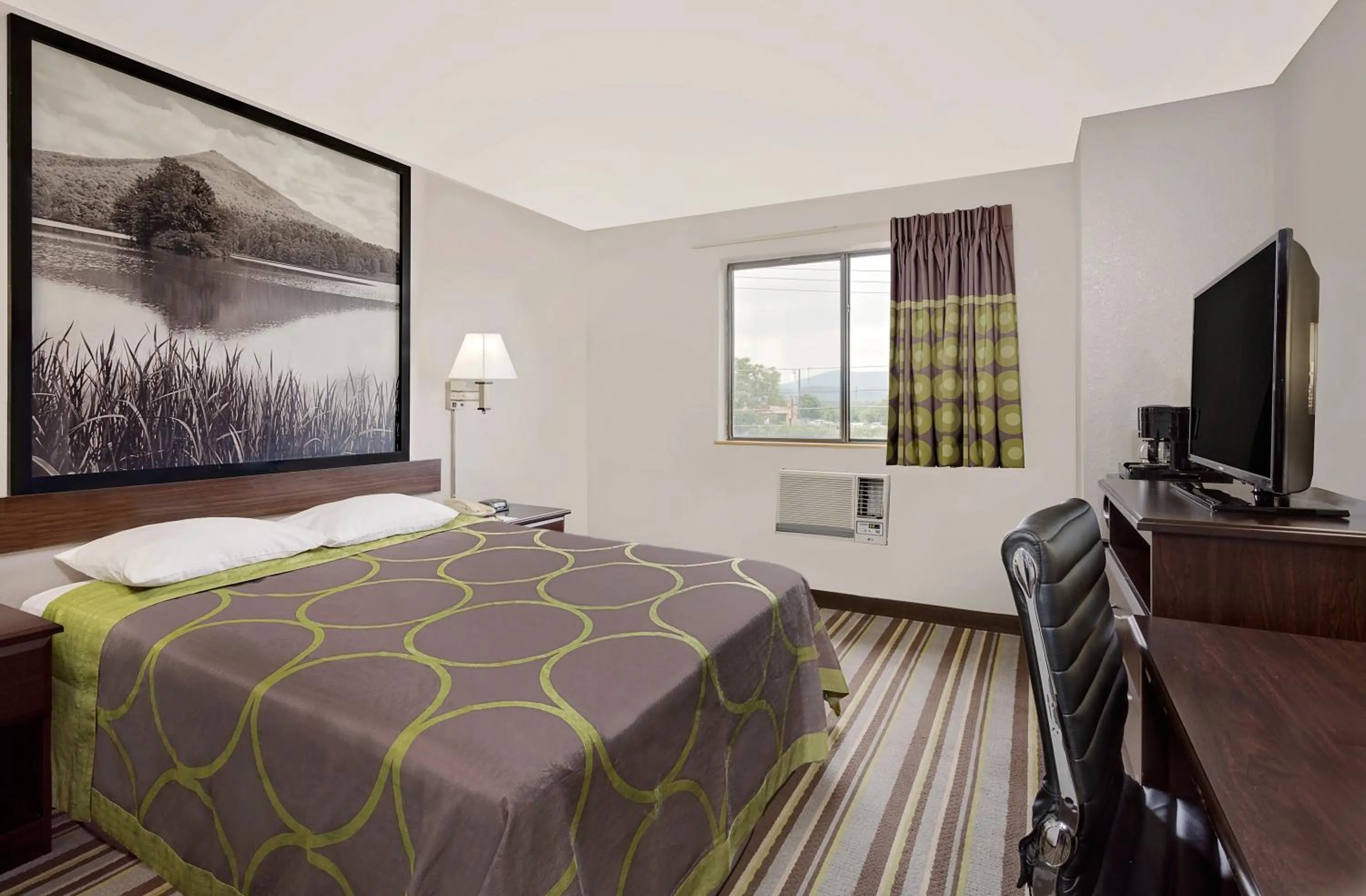 Guests, Bed in Super 8 by Wyndham Waynesboro