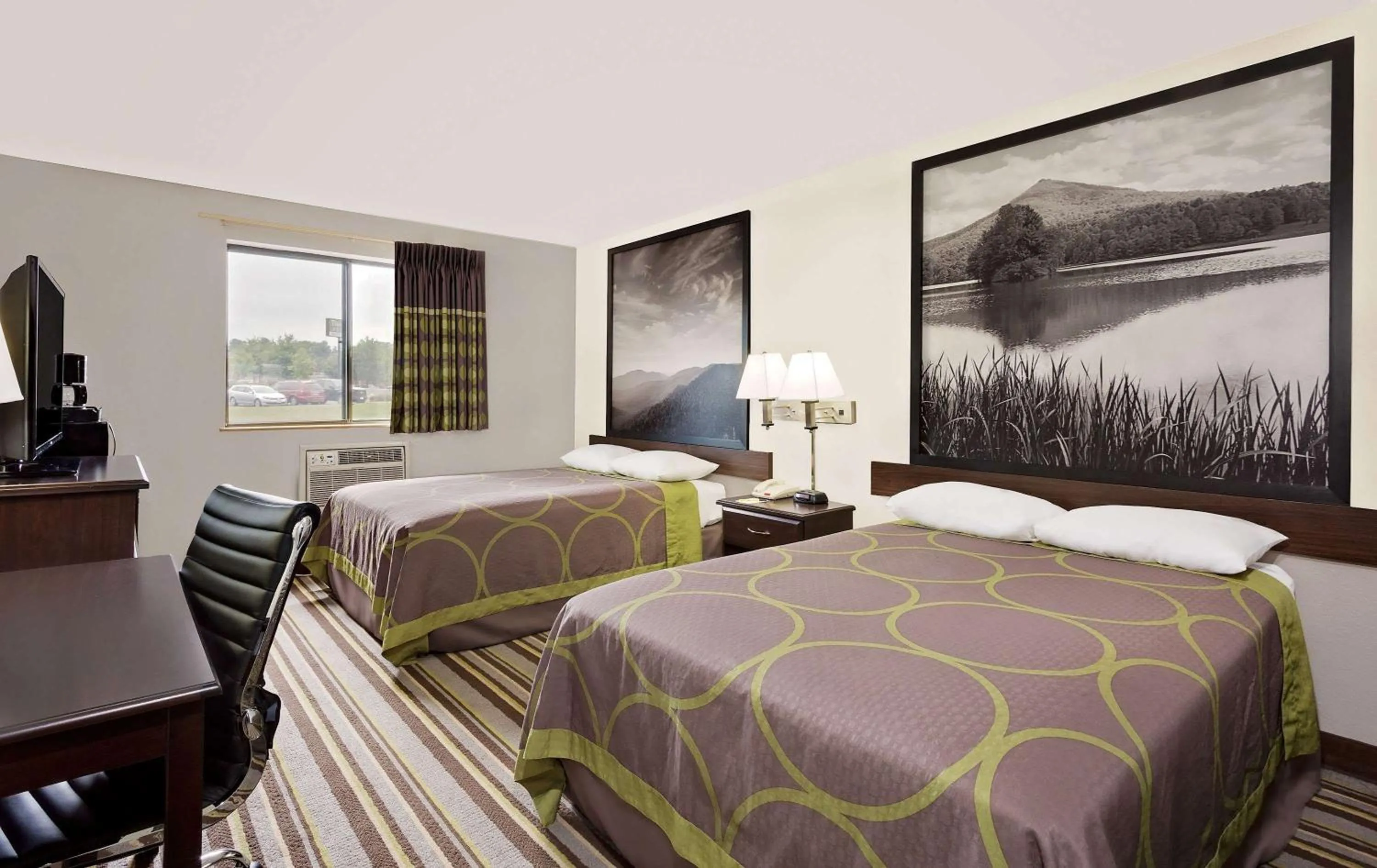 Photo of the whole room, Bed in Super 8 by Wyndham Waynesboro