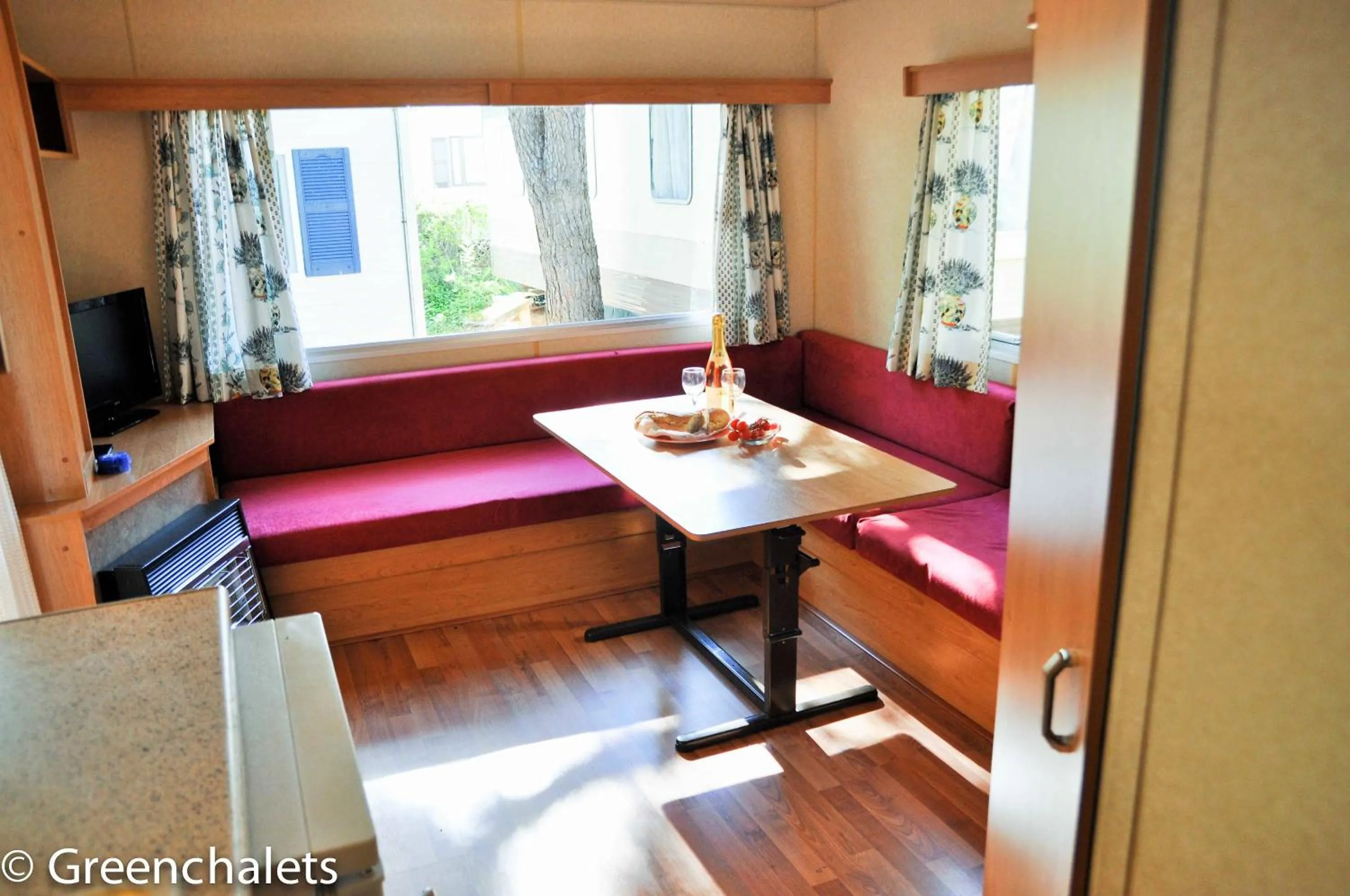 Living room in Mountain View Mobile Home in Roquebrune-sur-Argens, France