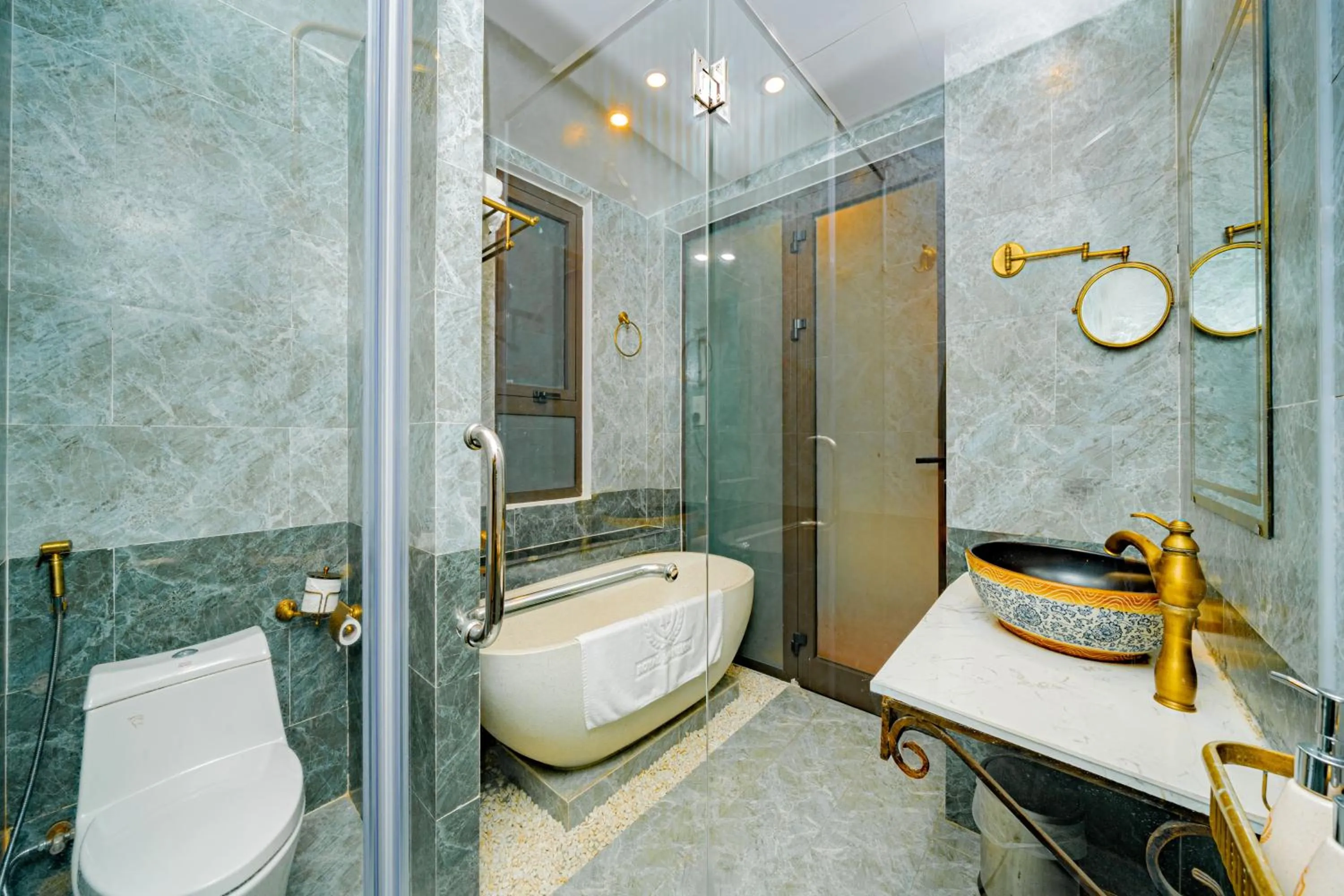 Toilet in Royal Mansion Boutique Hoi An