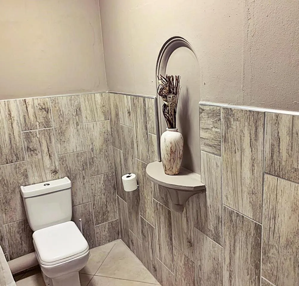 Toilet in The Wilds Guest House