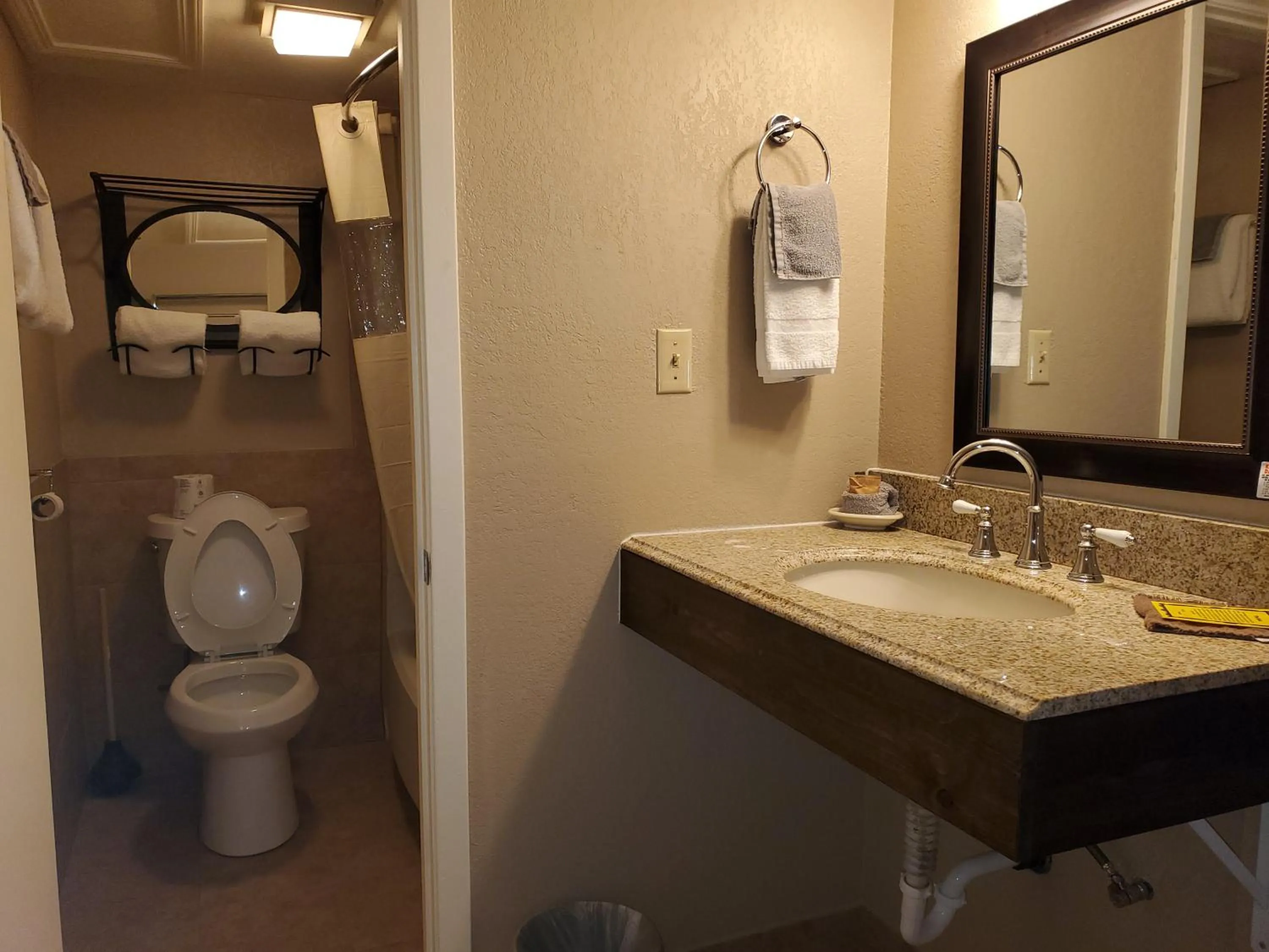 Bathroom in Kansas Country Inn