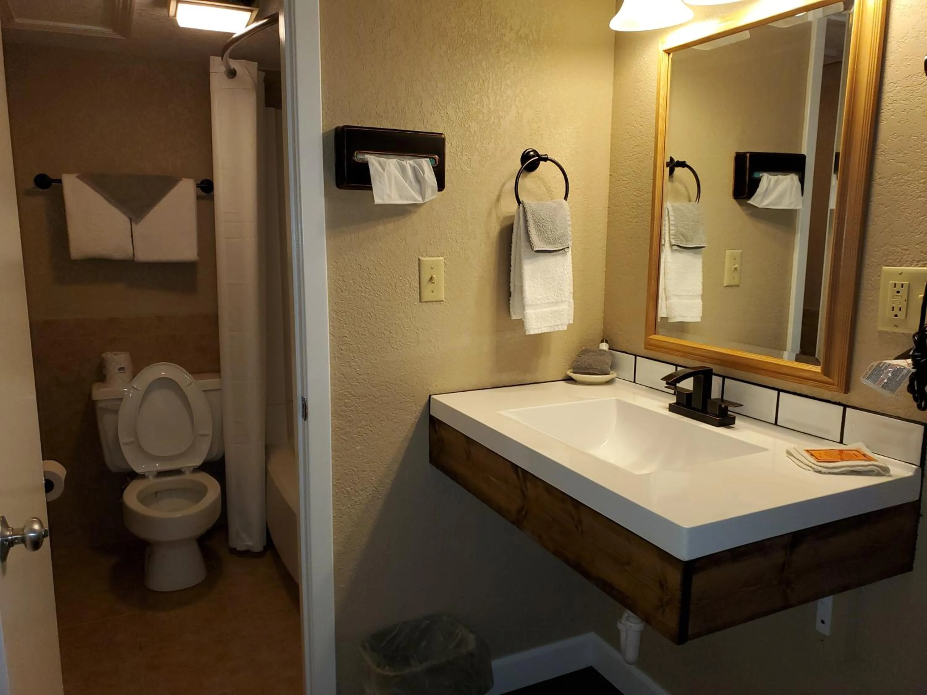 Bathroom in Kansas Country Inn