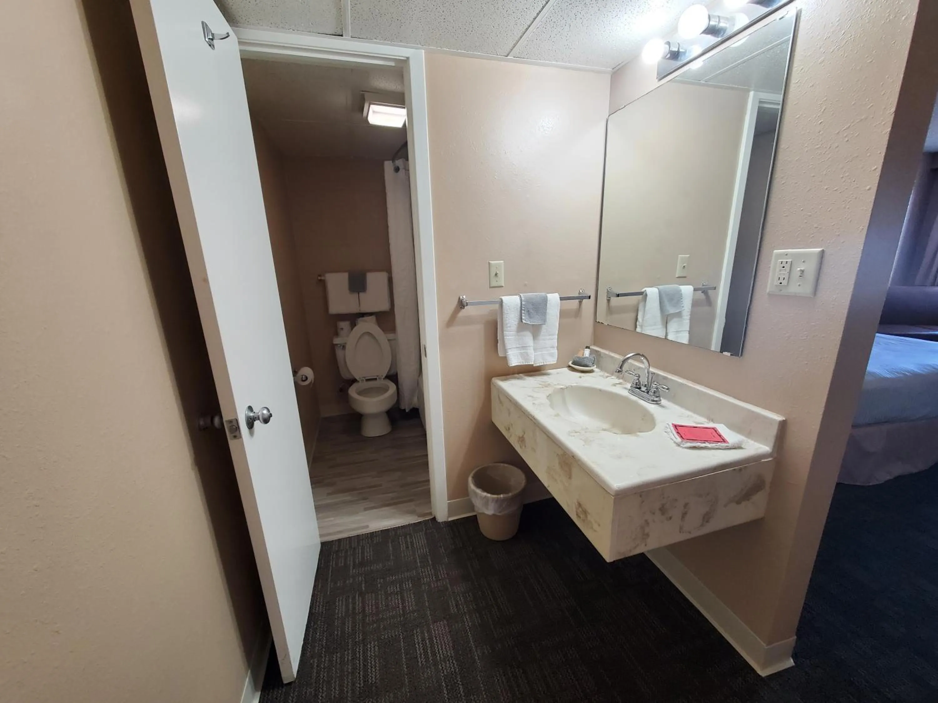 Bathroom, Bed in Kansas Country Inn