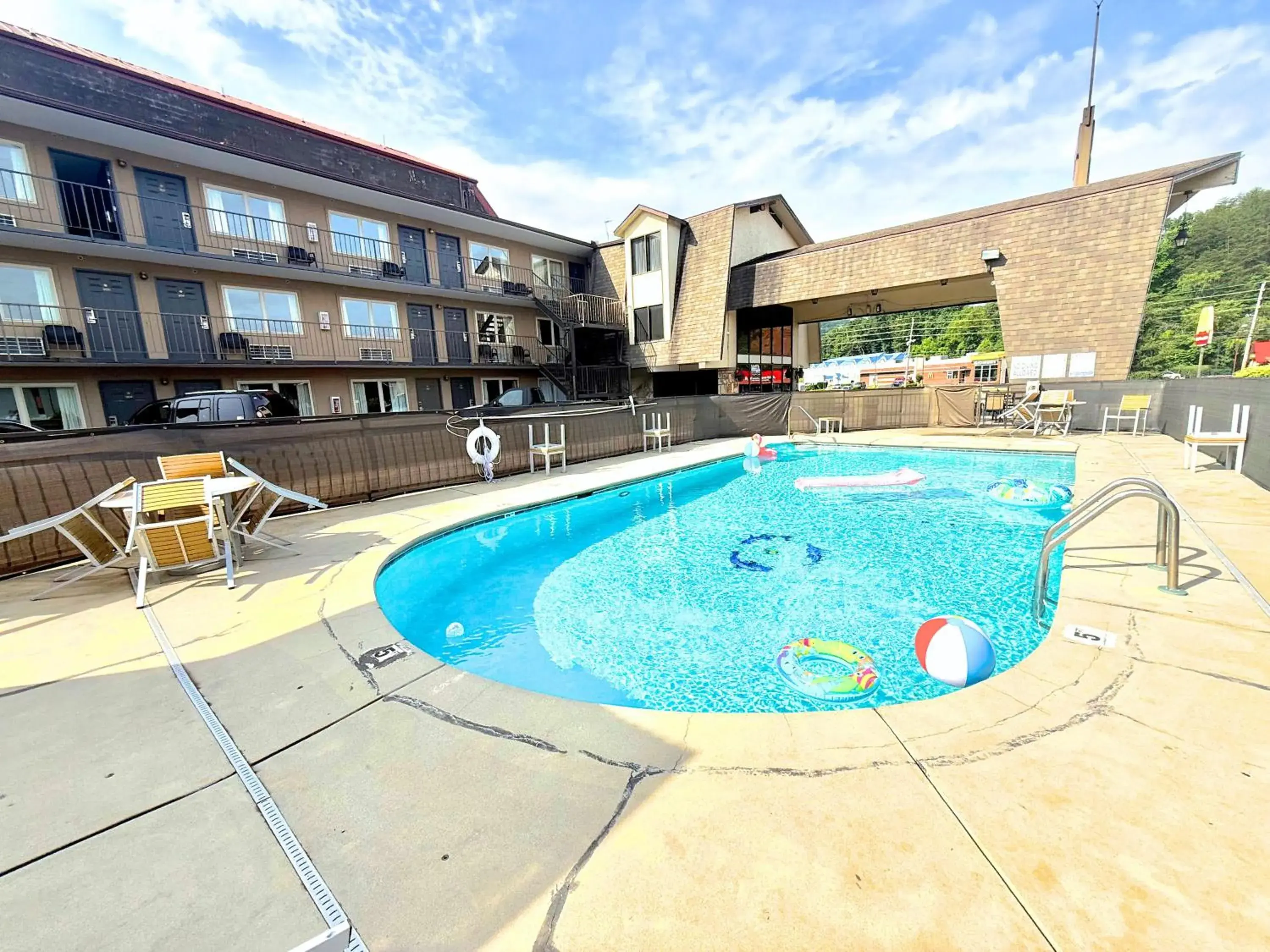Property building in Tennessee Mountain Lodge Property building in Tennessee Mountain Lodge