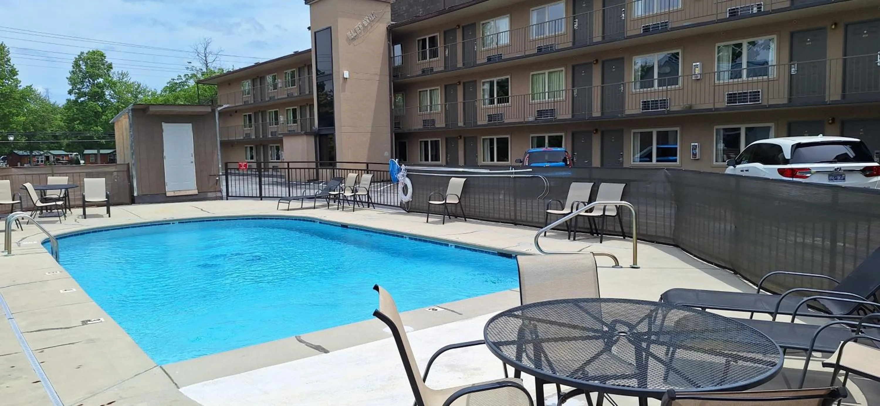 Swimming pool in Tennessee Mountain Lodge