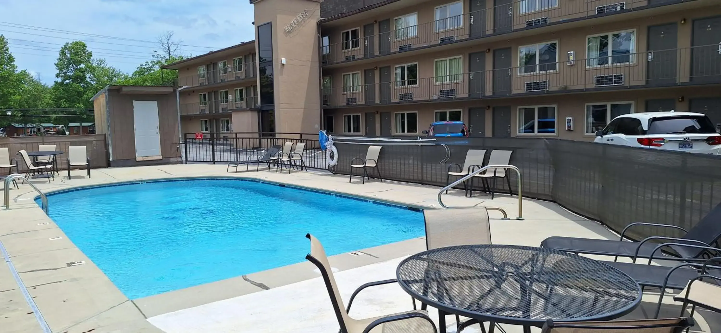 Swimming pool in Tennessee Mountain Lodge Swimming pool in Tennessee Mountain Lodge