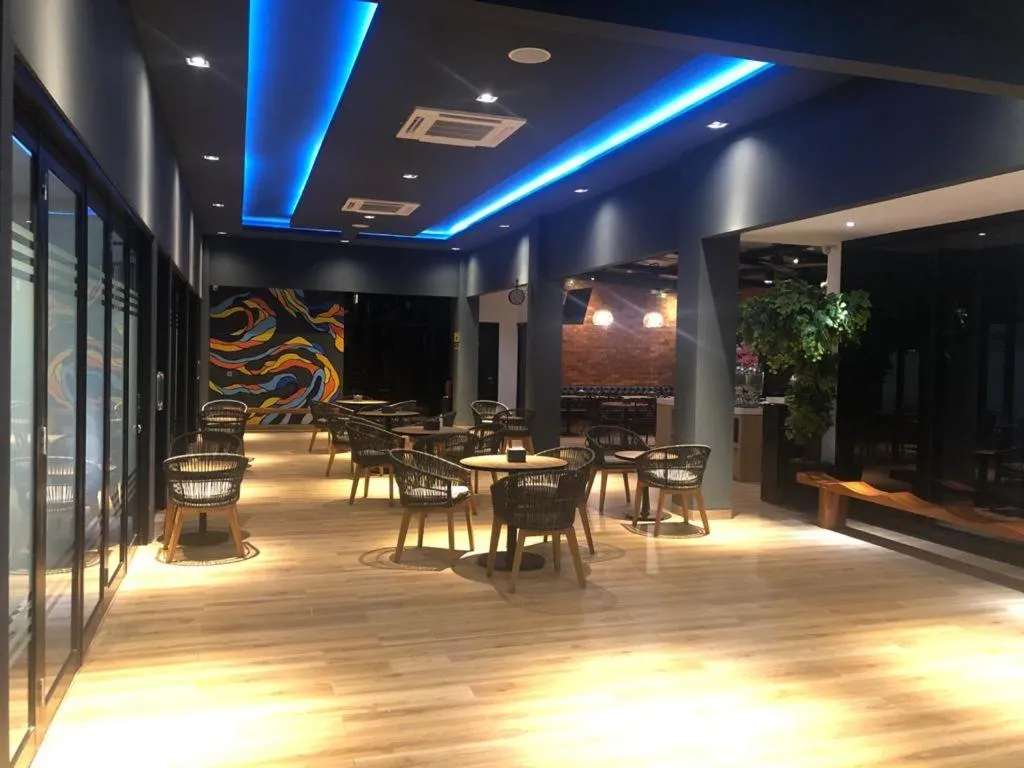 Restaurant/Places to Eat in Grand Caman hotel