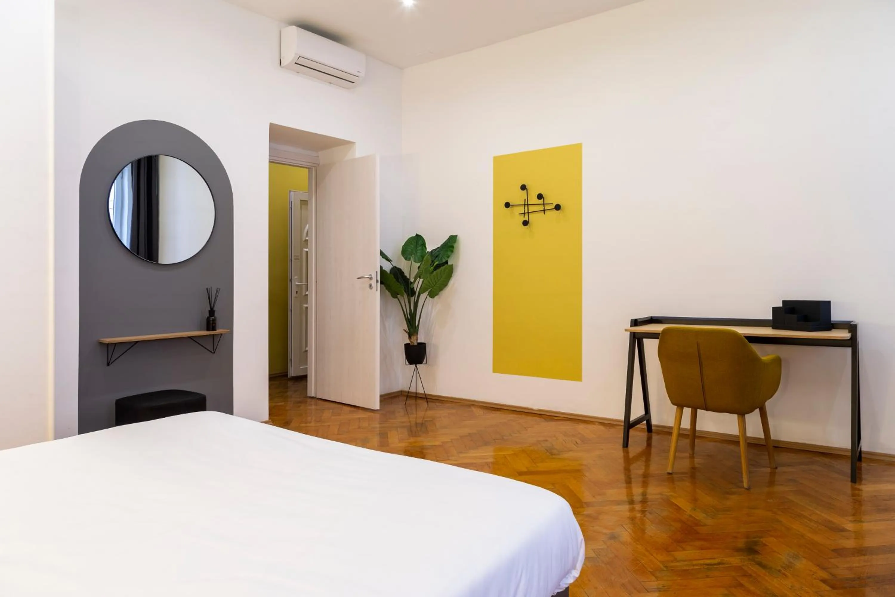 Photo of the whole room, Bed in Elegante appartamento vicino alla stazione - Gold