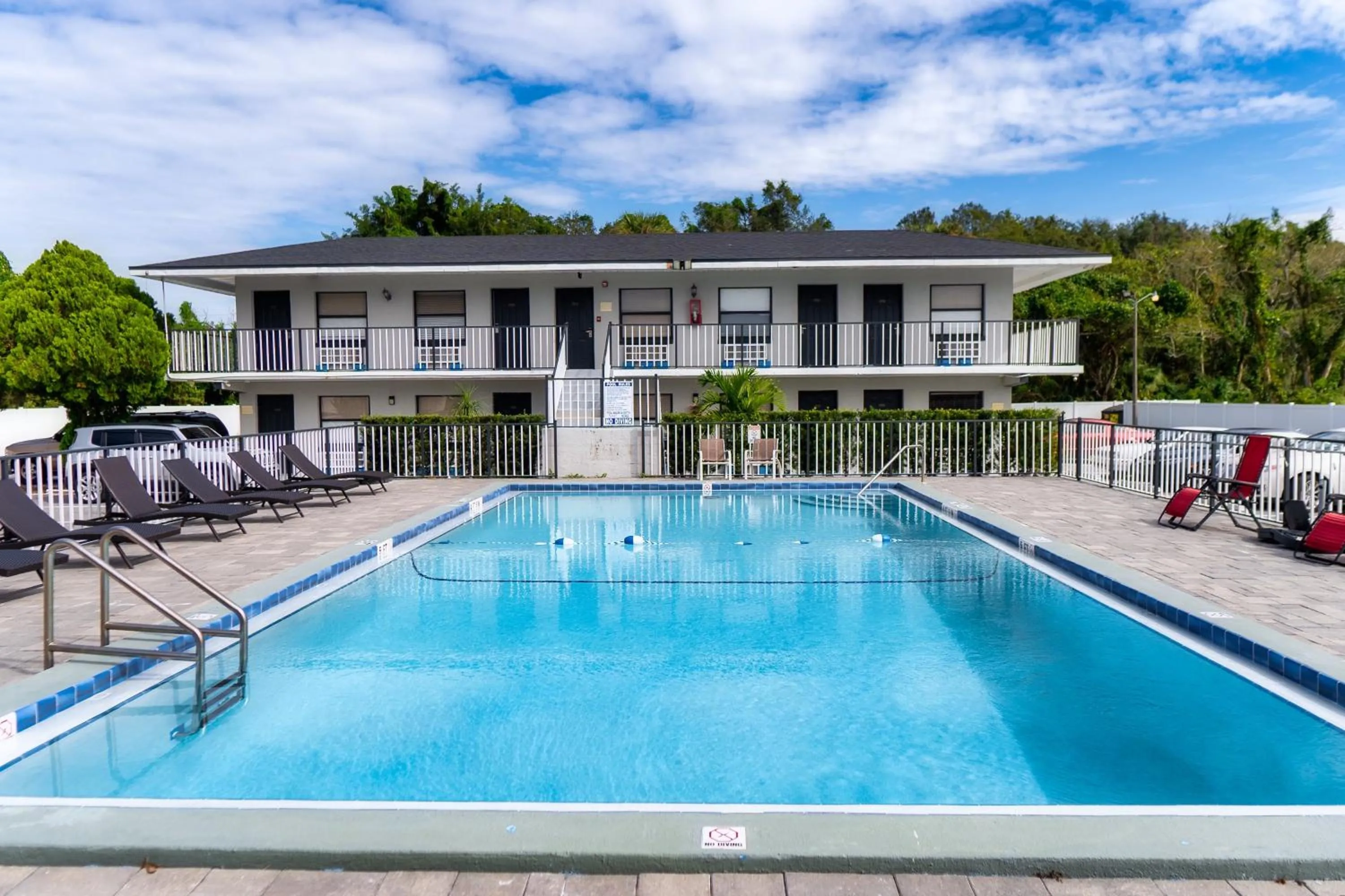 Swimming pool in Sunshine Inn