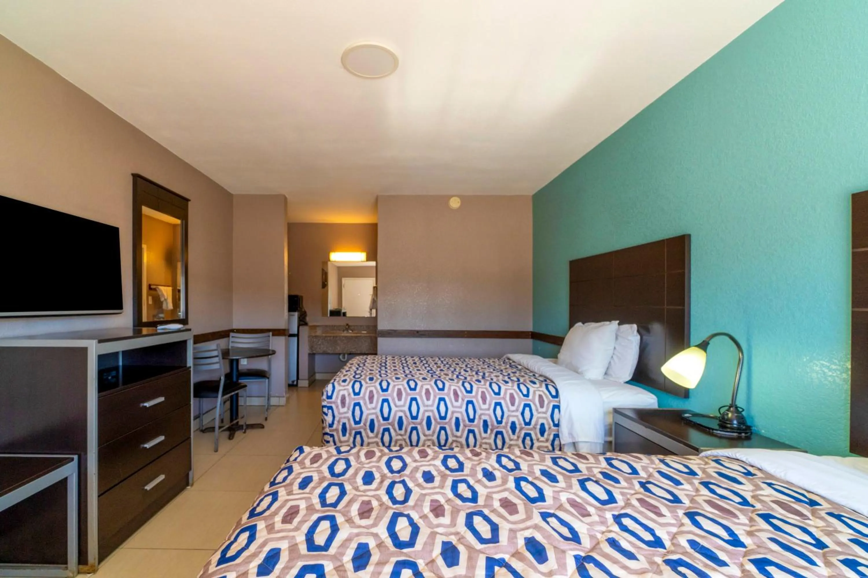 Bedroom, Bed in Woodfield Inn & Suites Hotel O, Yoakum TX 111