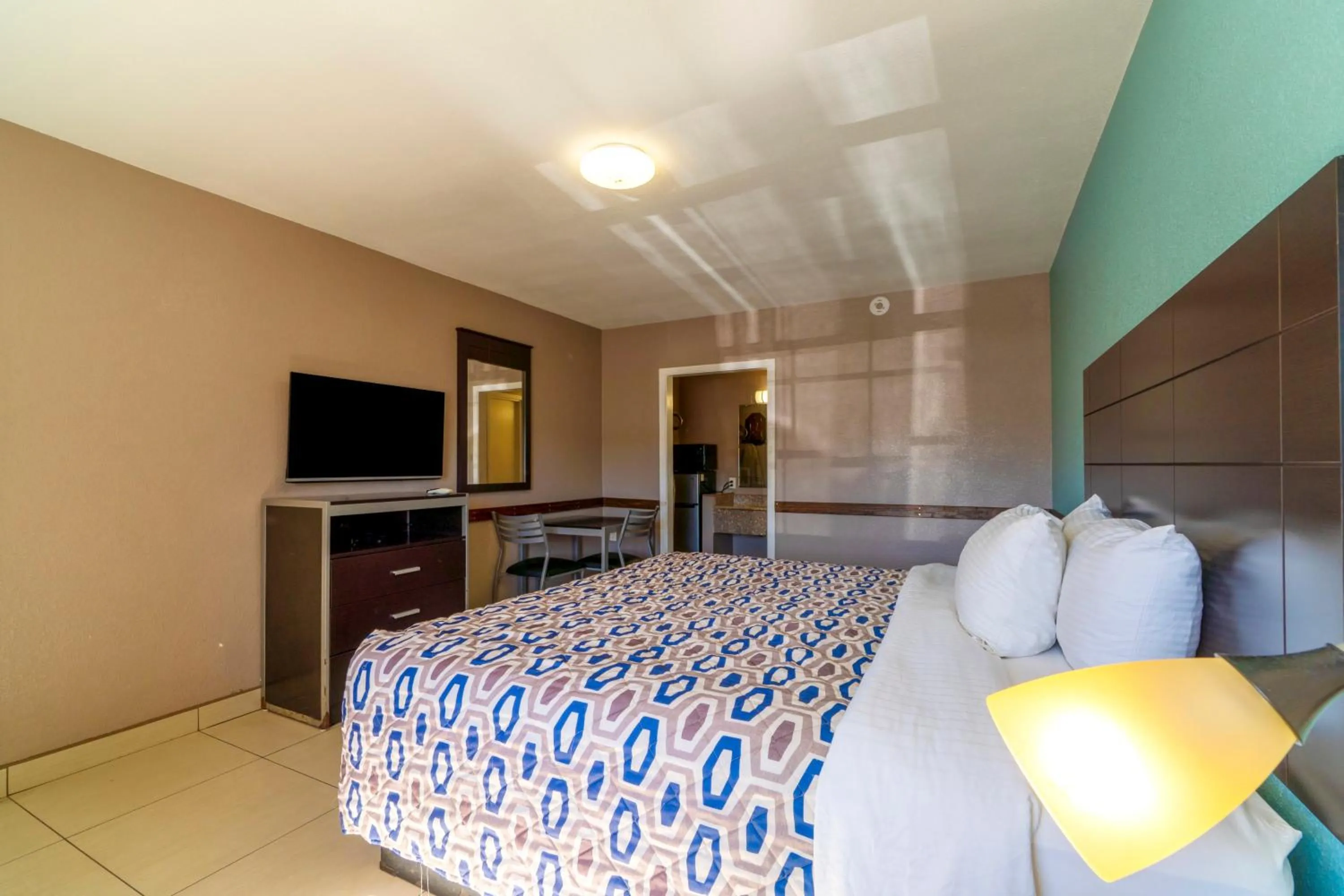 Bedroom, Bed in Woodfield Inn & Suites Hotel O, Yoakum TX 111