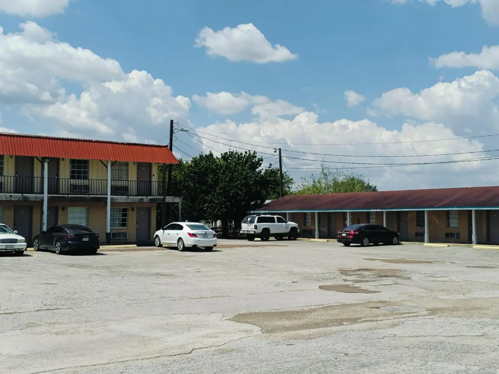Parking in Woodfield Inn & Suites Hotel O, Yoakum TX 111