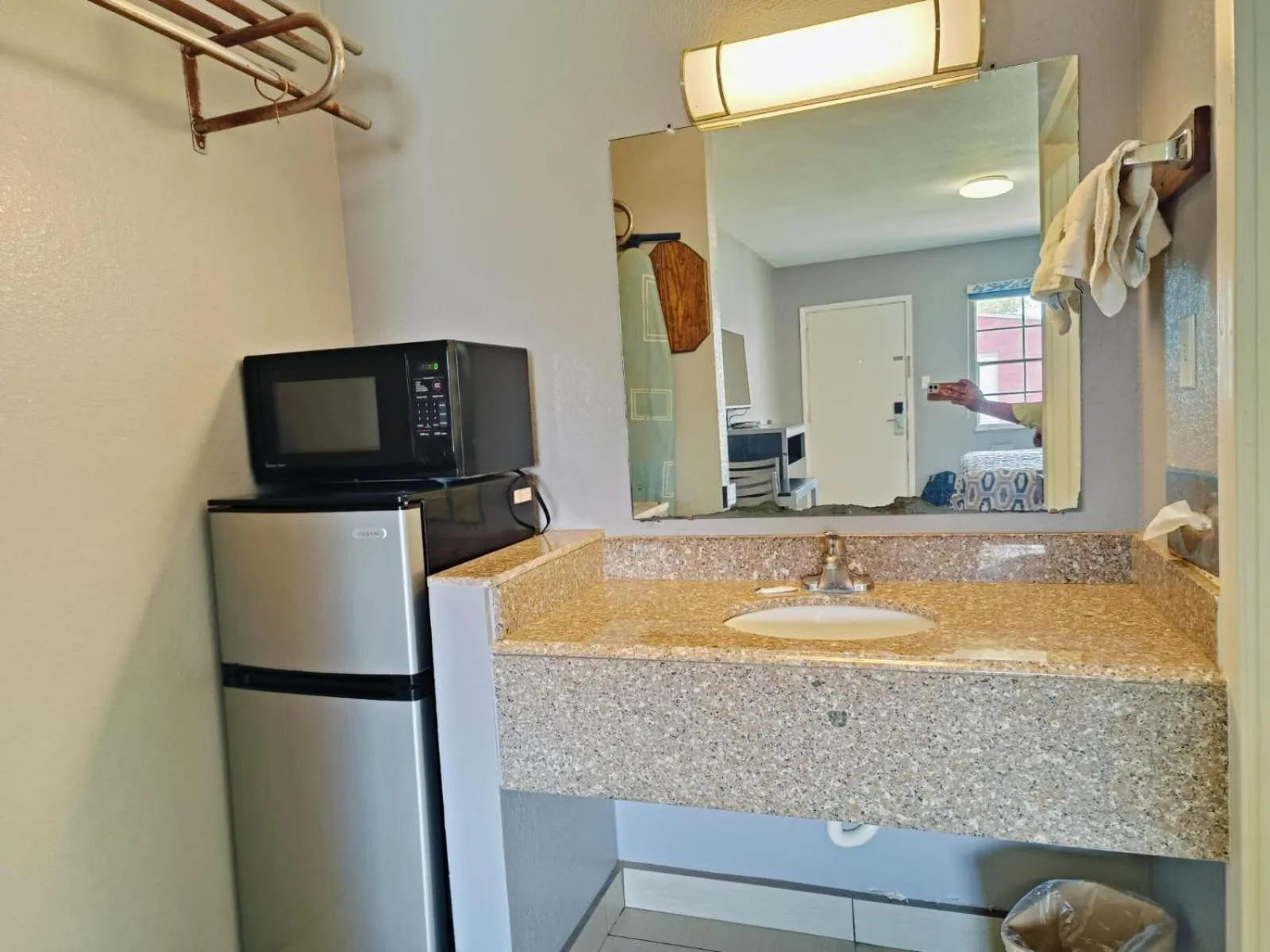 Bathroom in Woodfield Inn & Suites Hotel O, Yoakum TX 111