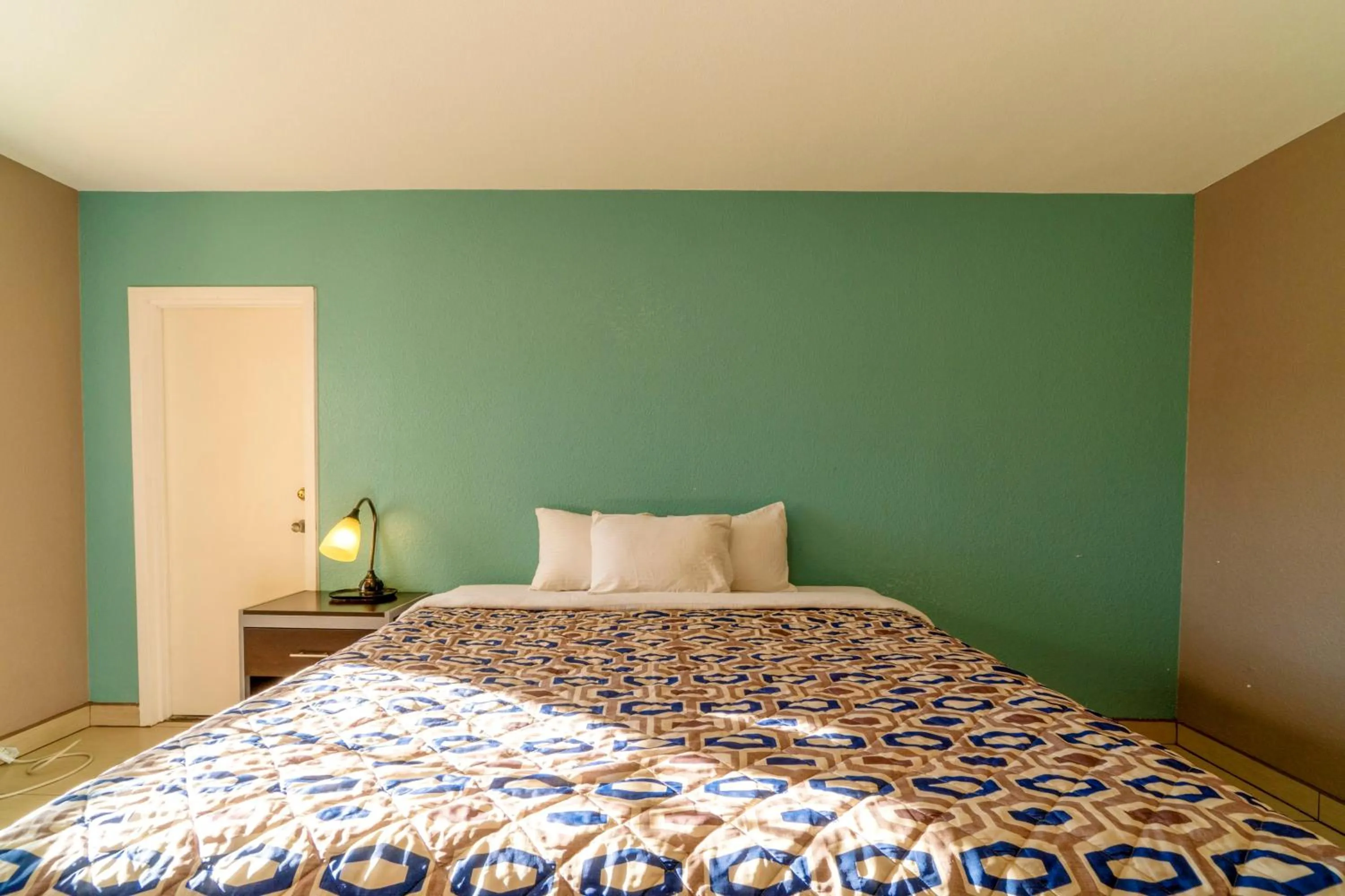 Bedroom, Bed in Woodfield Inn & Suites Hotel O, Yoakum TX 111