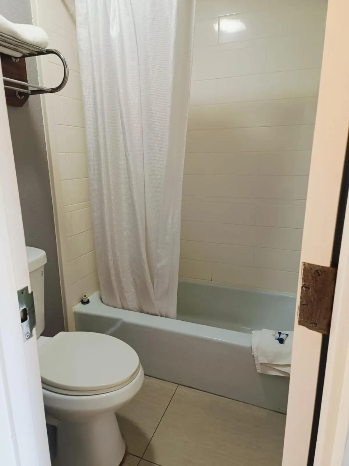 Bathroom in Woodfield Inn & Suites Hotel O, Yoakum TX 111