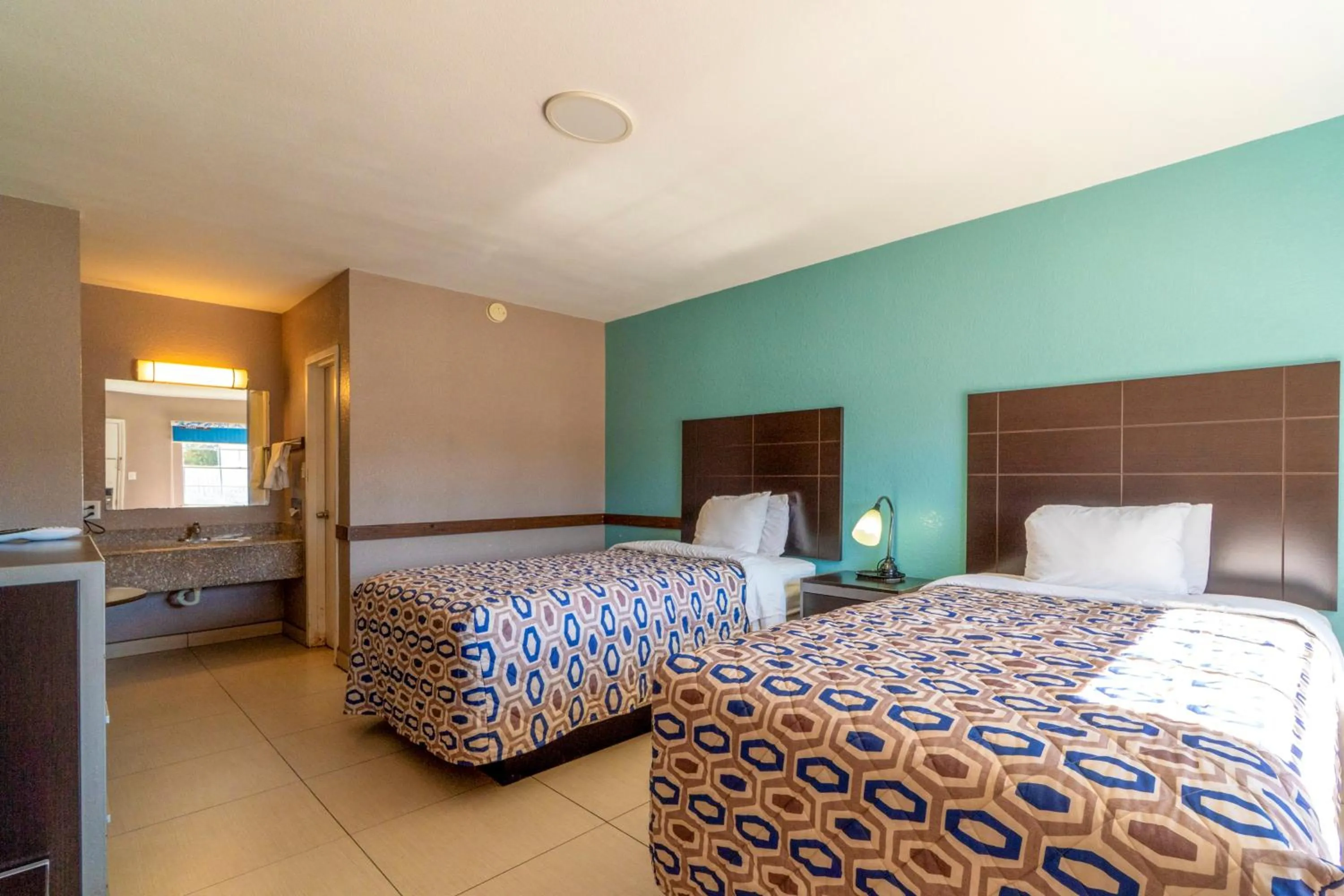 Bedroom, Bed in Woodfield Inn & Suites Hotel O, Yoakum TX 111