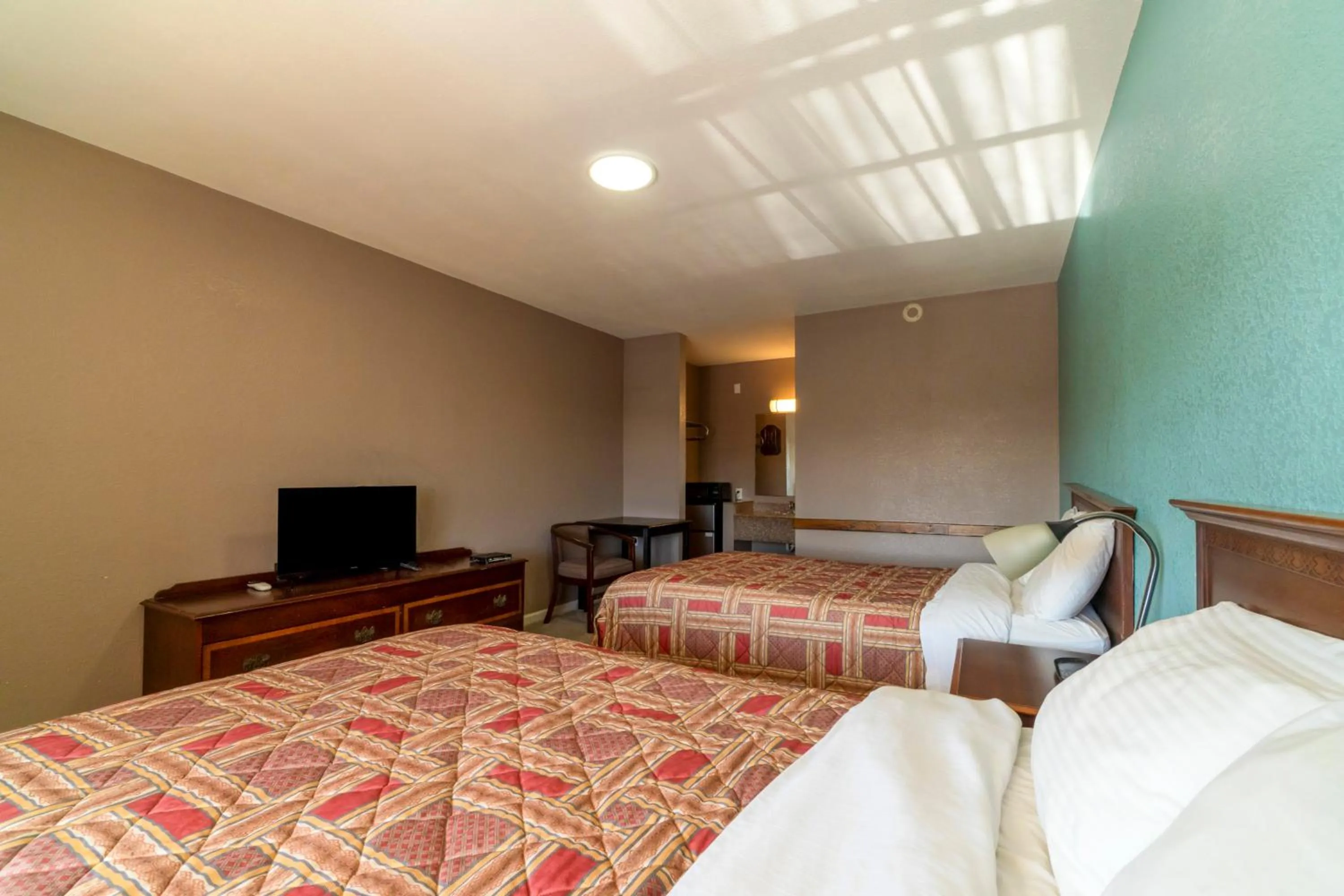 Bedroom, Bed in Woodfield Inn & Suites Hotel O, Yoakum TX 111