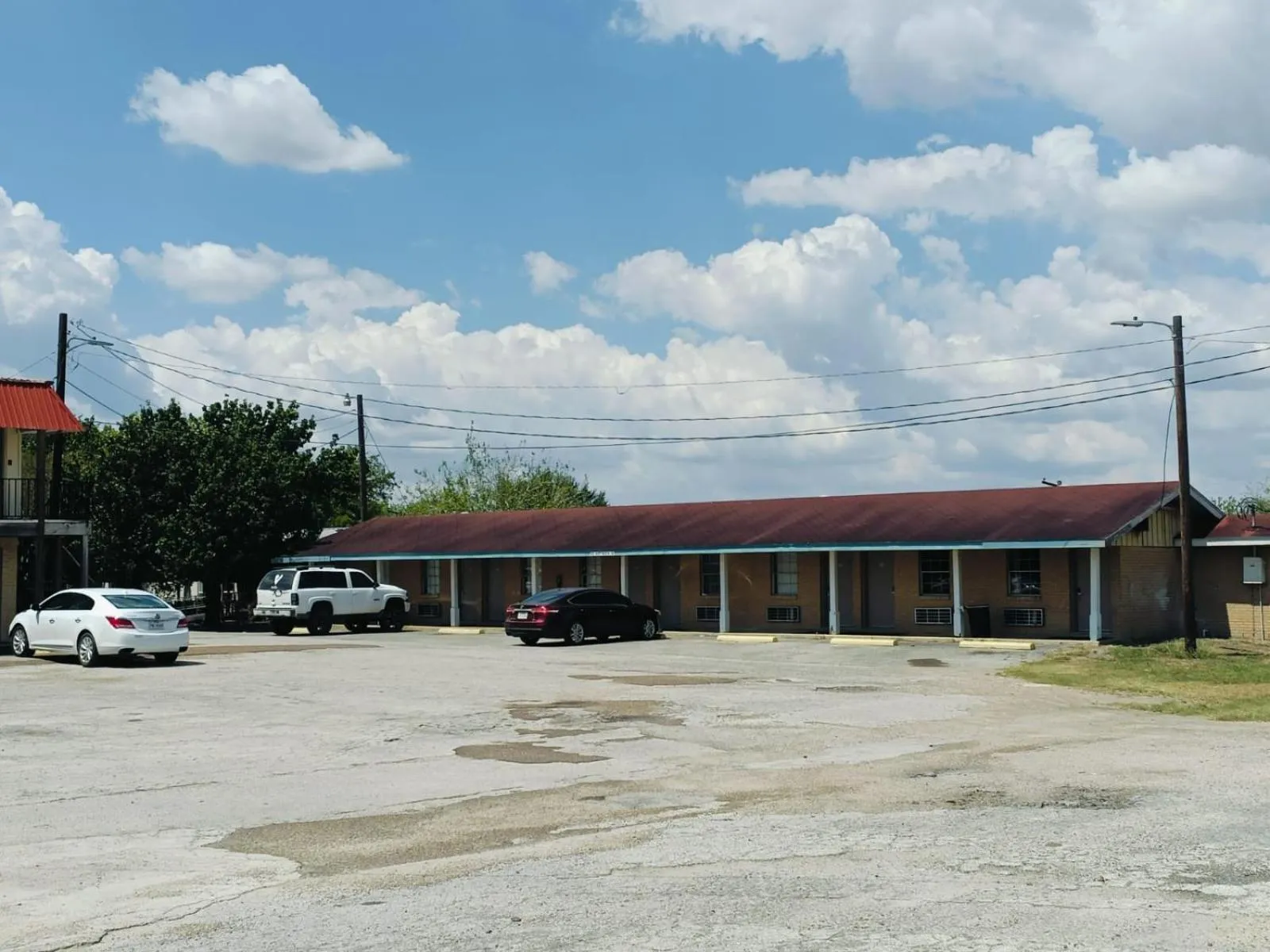 Parking in Woodfield Inn & Suites Hotel O, Yoakum TX 111