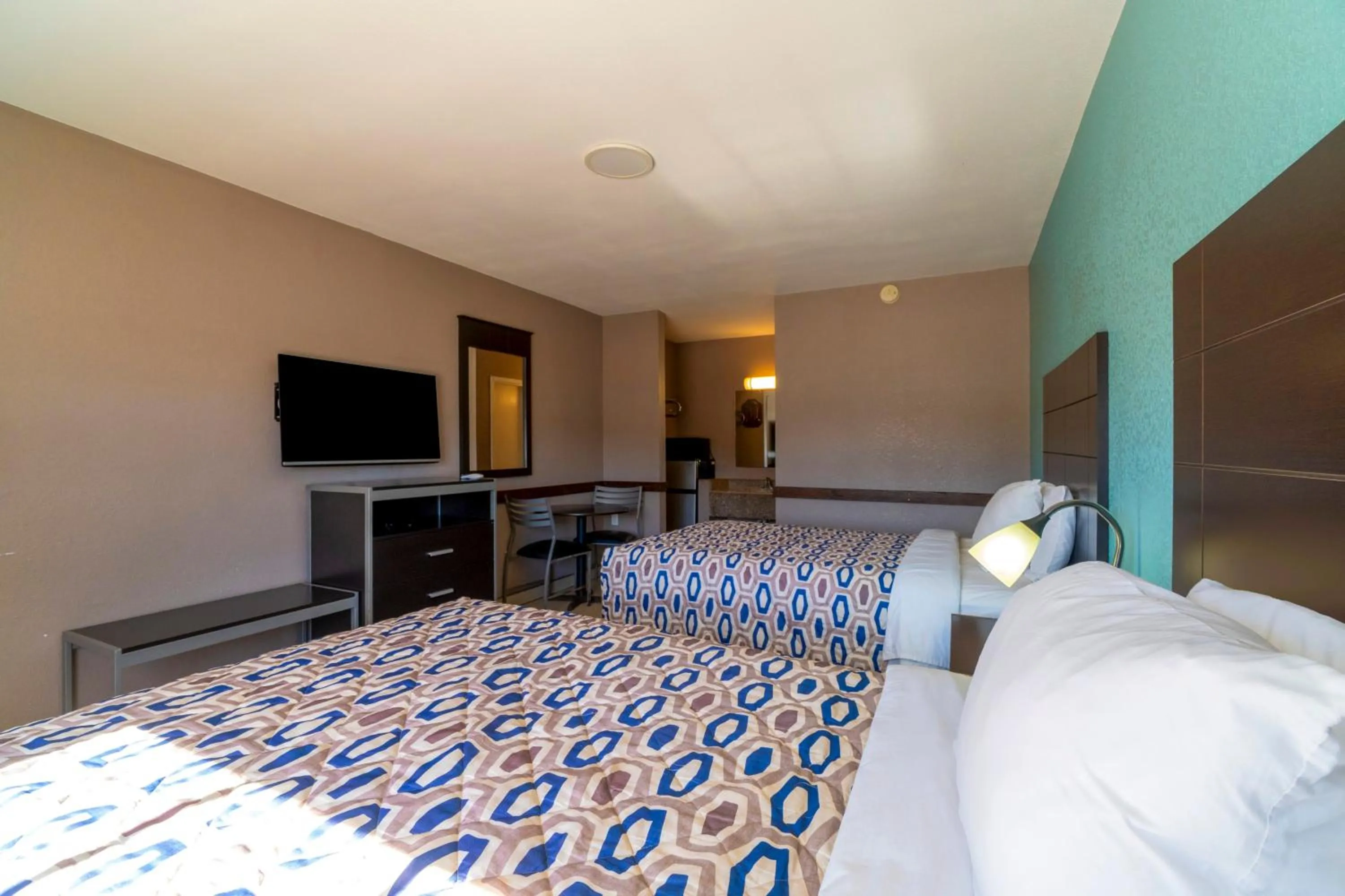 Bedroom, Bed in Woodfield Inn & Suites Hotel O, Yoakum TX 111