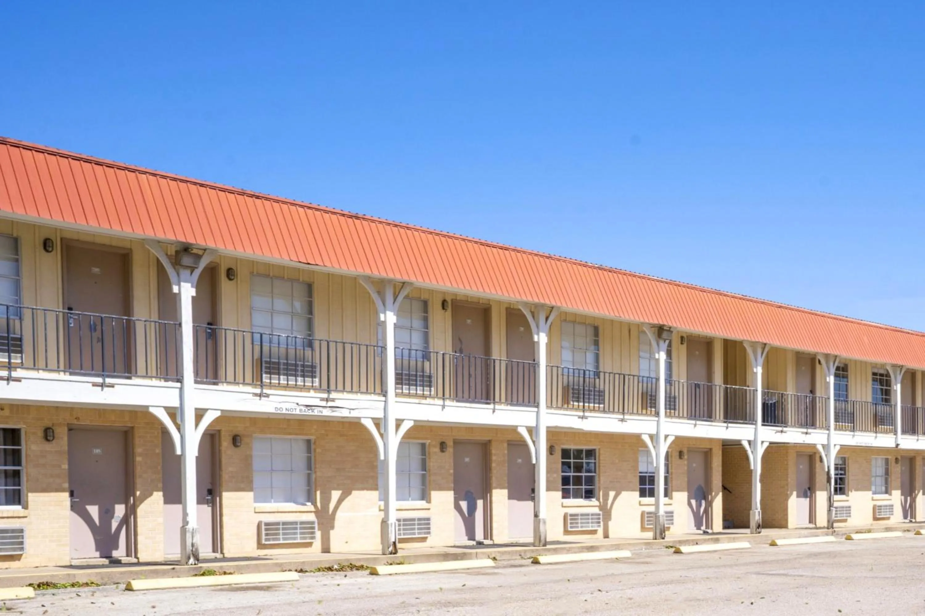 Property building in Woodfield Inn & Suites Hotel O, Yoakum TX 111