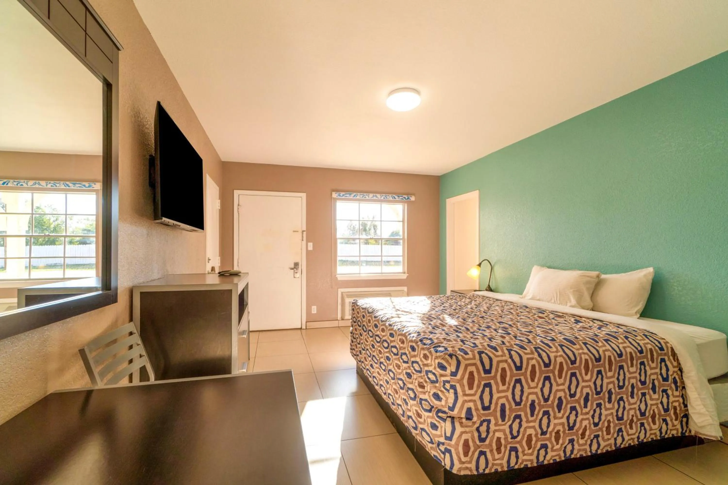 Bedroom, Bed in Woodfield Inn & Suites Hotel O, Yoakum TX 111