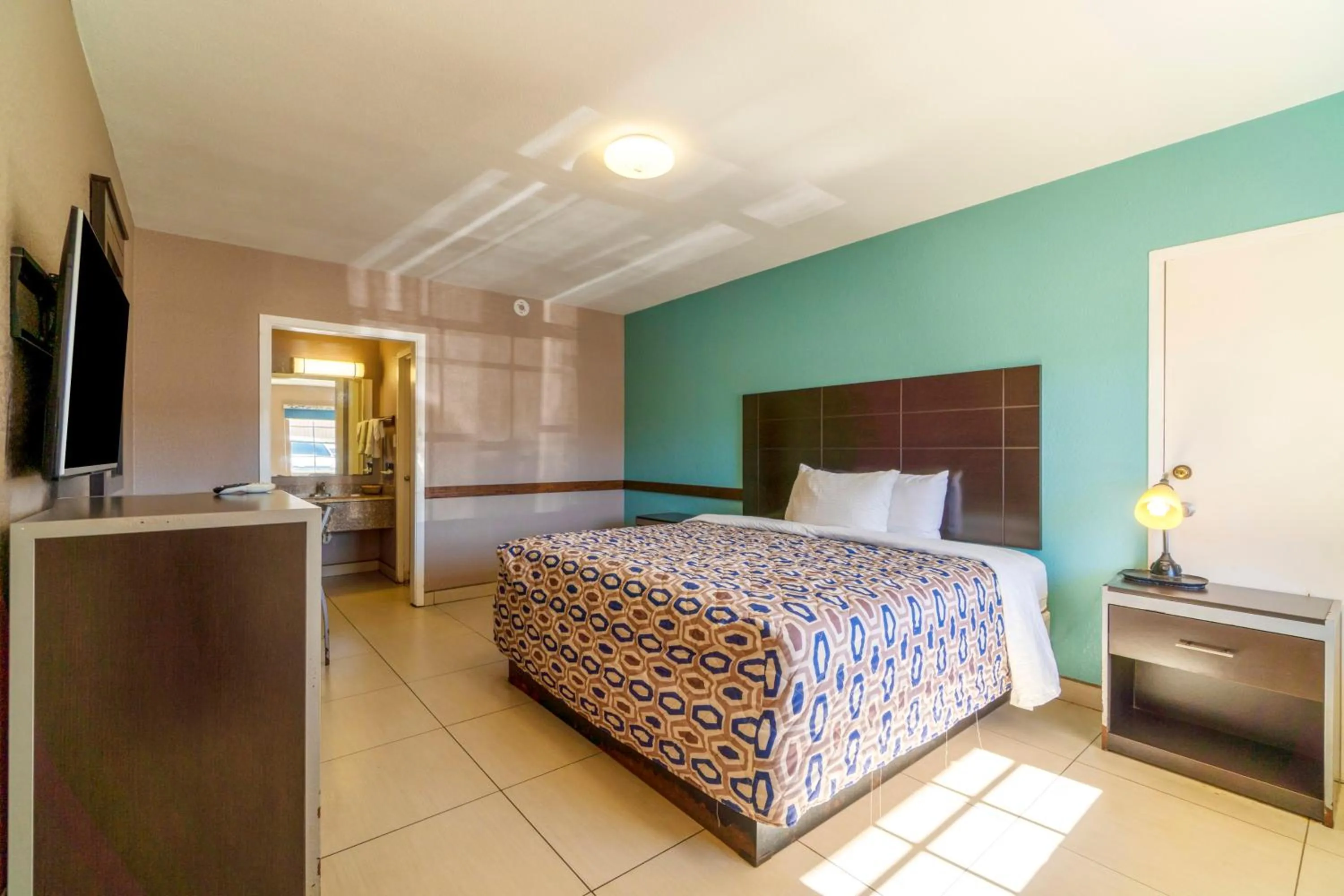 Bedroom, Bed in Woodfield Inn & Suites Hotel O, Yoakum TX 111