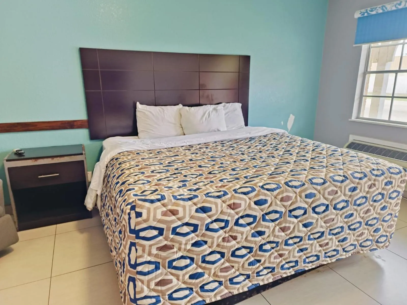 Bedroom, Bed in Woodfield Inn & Suites Hotel O, Yoakum TX 111