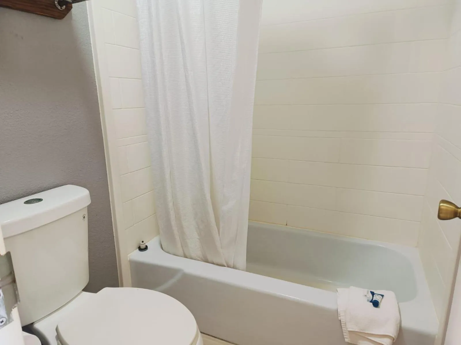 Bathroom in Woodfield Inn & Suites Hotel O, Yoakum TX 111