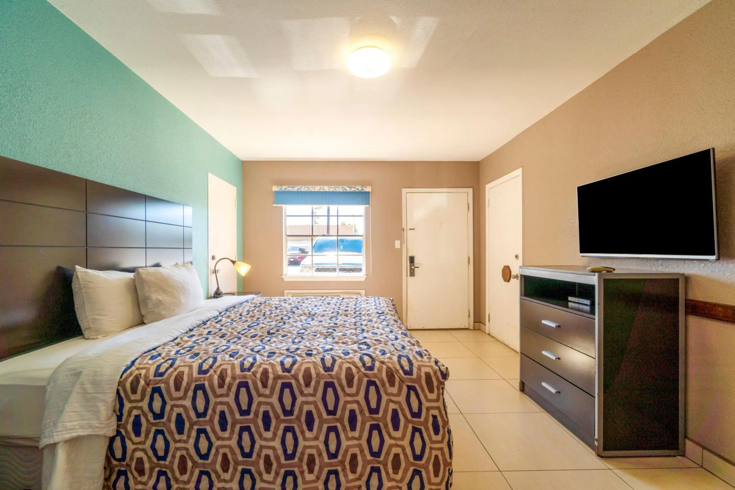 Bedroom, Bed in Woodfield Inn & Suites Hotel O, Yoakum TX 111