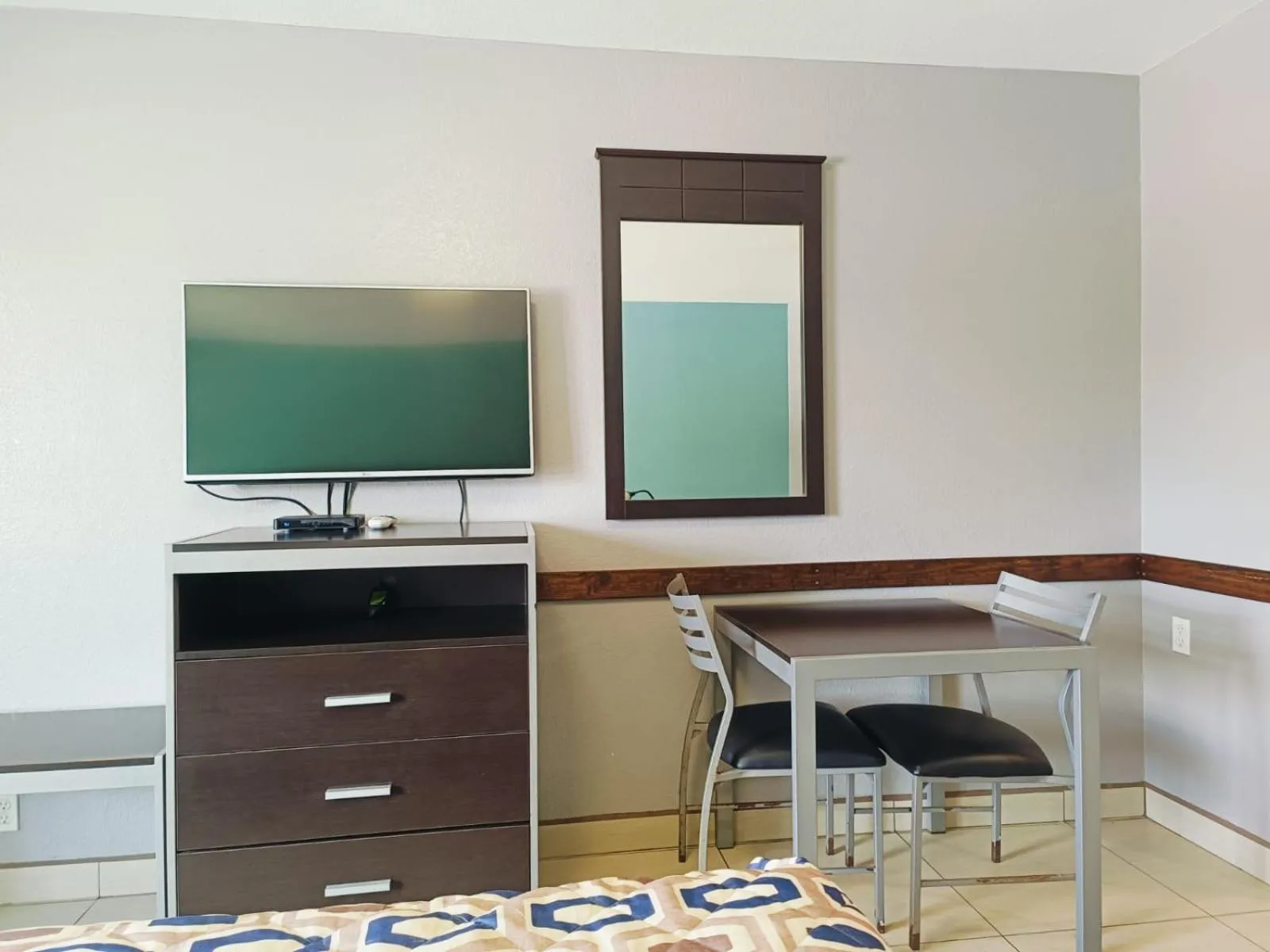 TV and multimedia in Woodfield Inn & Suites Hotel O, Yoakum TX 111