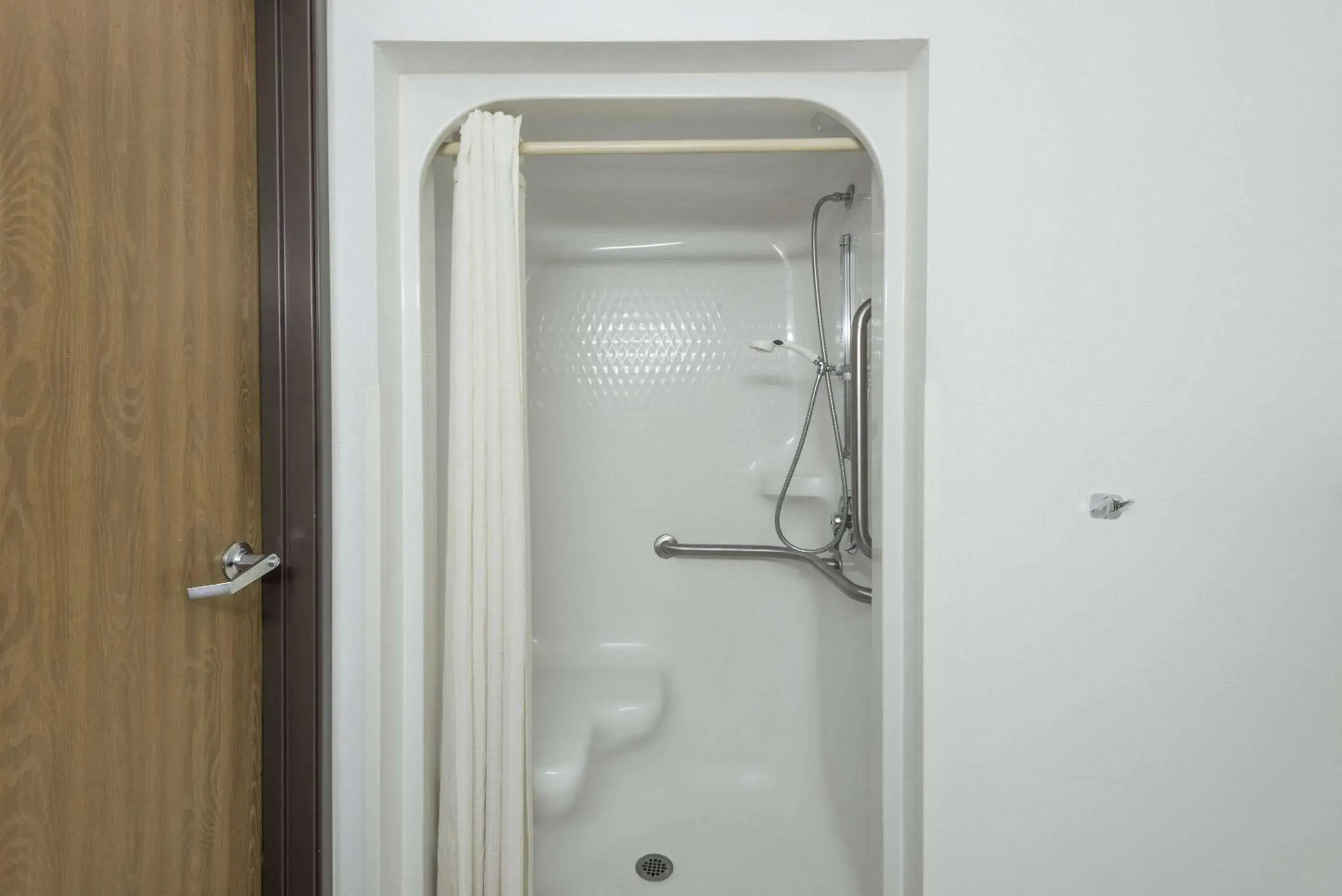Shower in Super 8 by Wyndham Coshocton Roscoe Village Shower in Super 8 by Wyndham Coshocton Roscoe Village