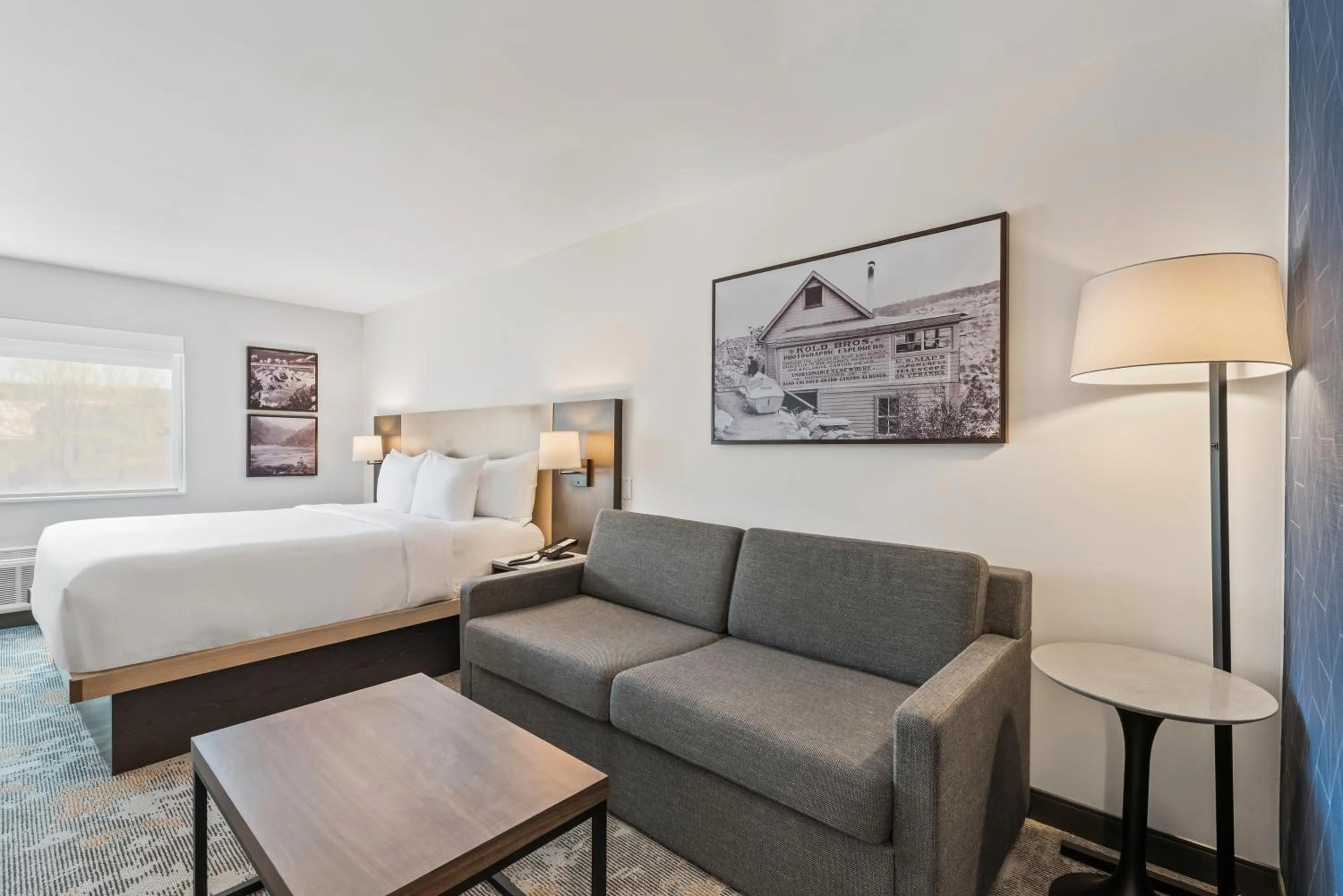 Bedroom, Bed in The Ellsworth Hotel, an Ascend Collection Hotel