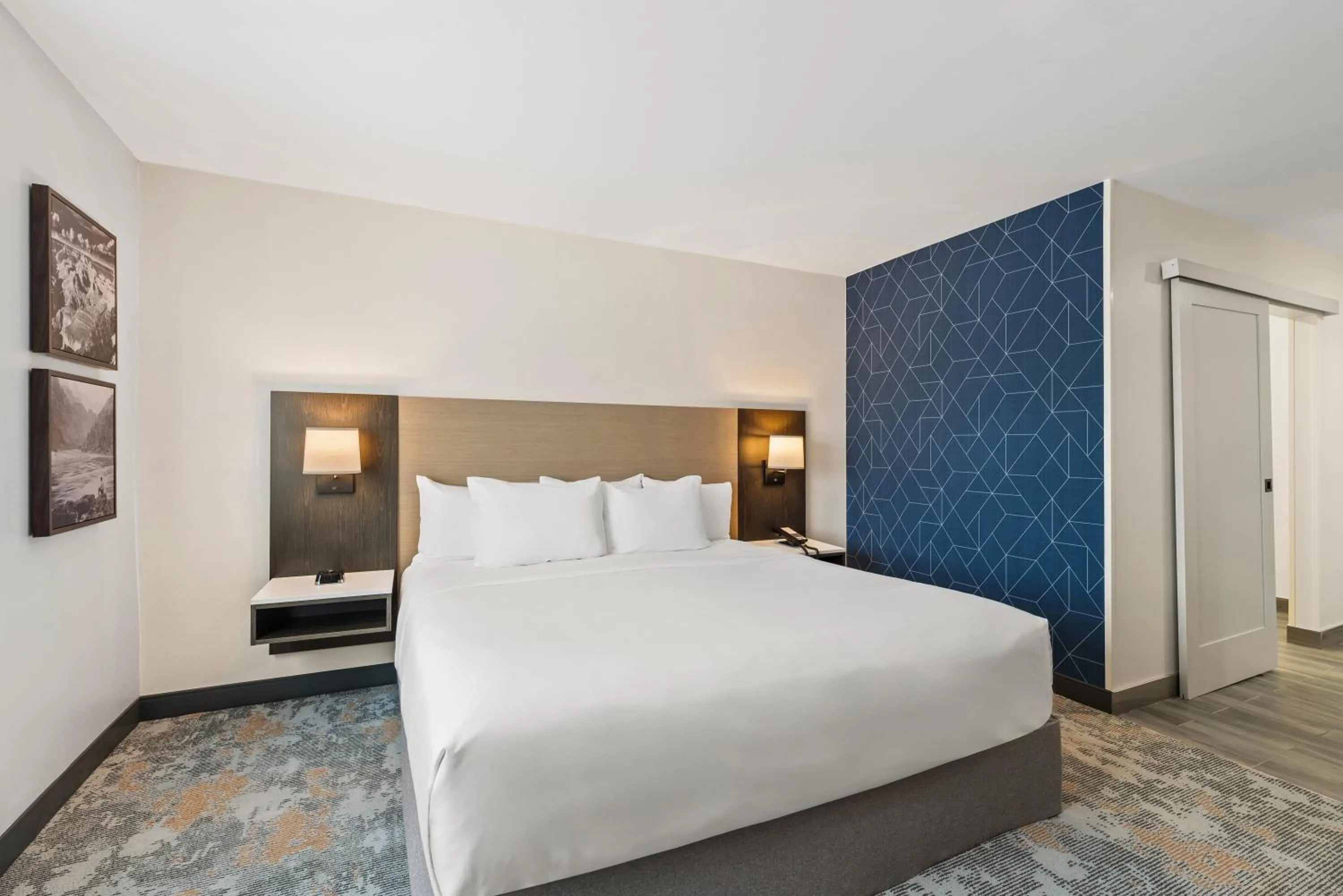 Bed in The Ellsworth Hotel, an Ascend Collection Hotel