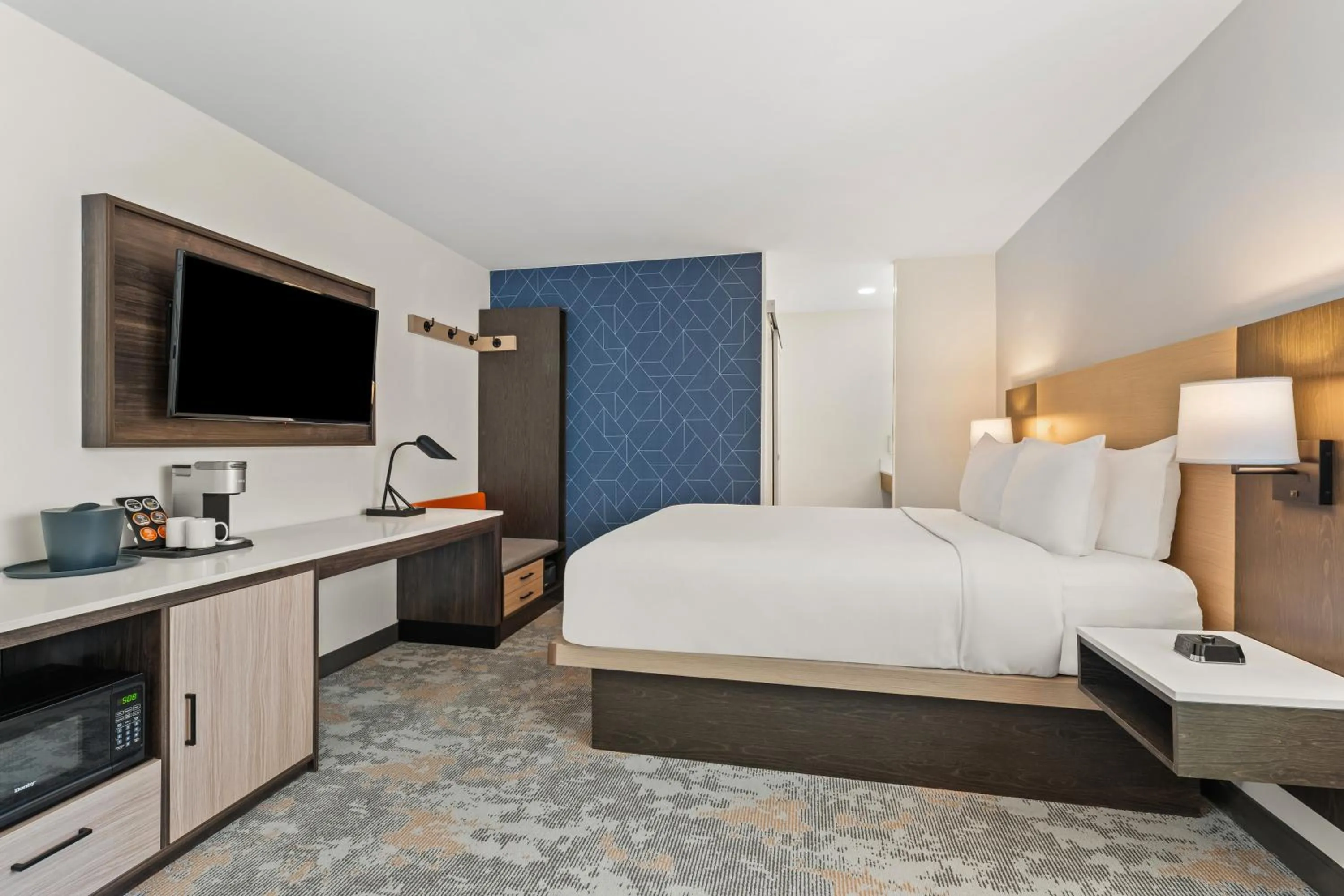 Bedroom, Bed in The Ellsworth Hotel, an Ascend Collection Hotel