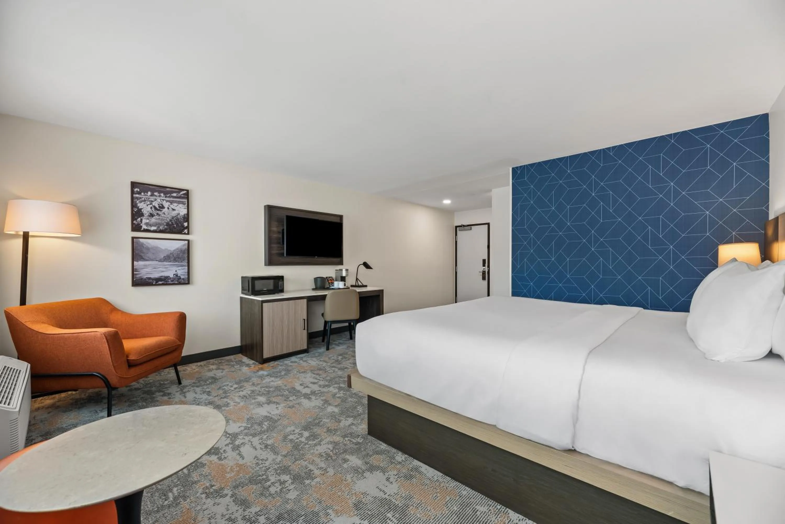 Bedroom, Bed in The Ellsworth Hotel, an Ascend Collection Hotel