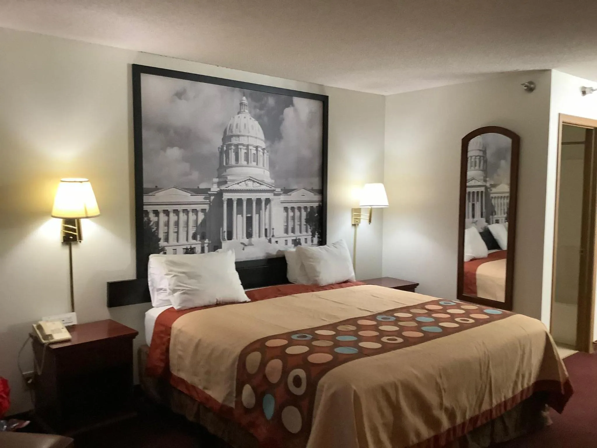 Bed in Super 8 by Wyndham Riverside/Kansas City