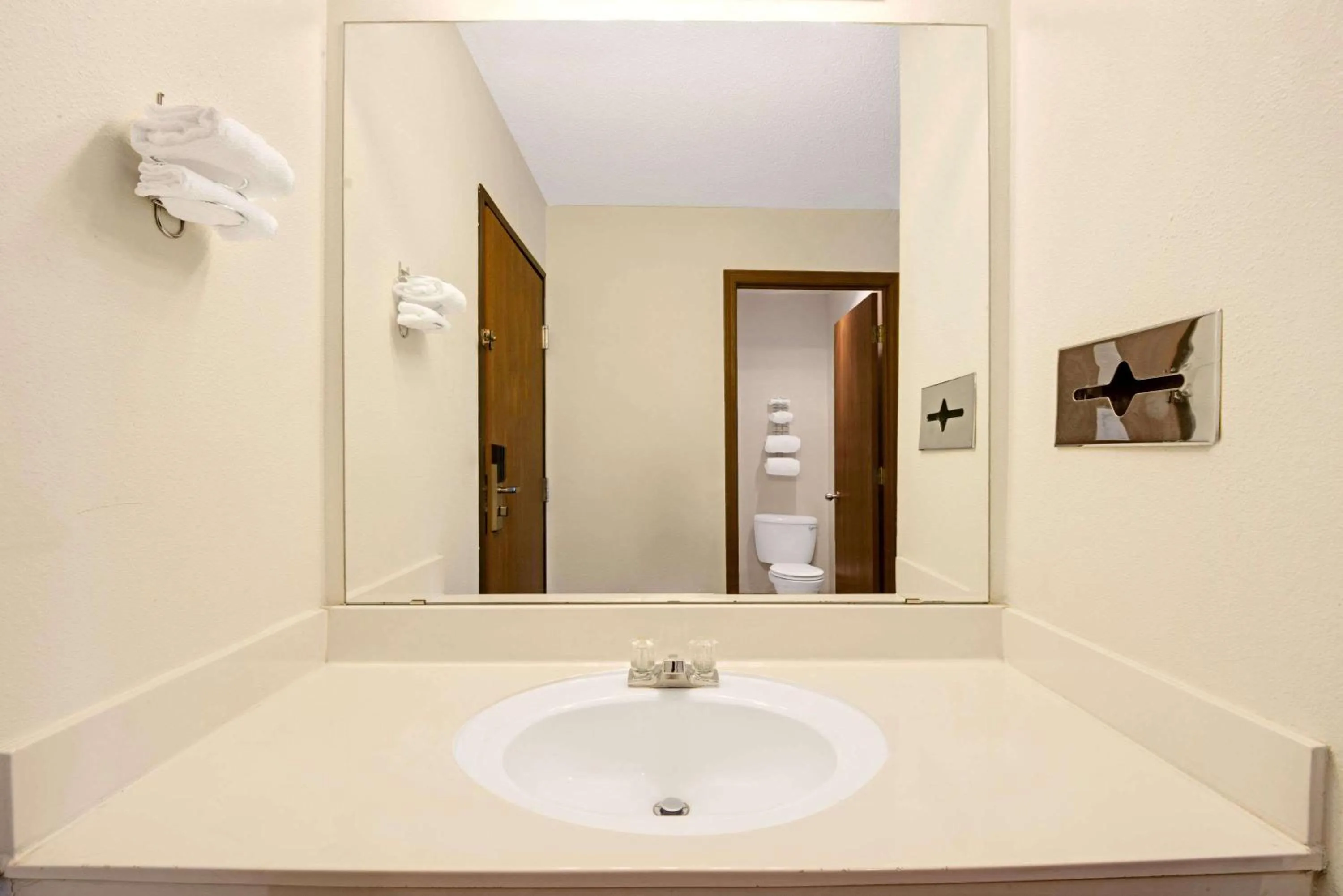 Photo of the whole room in Super 8 by Wyndham Riverside/Kansas City