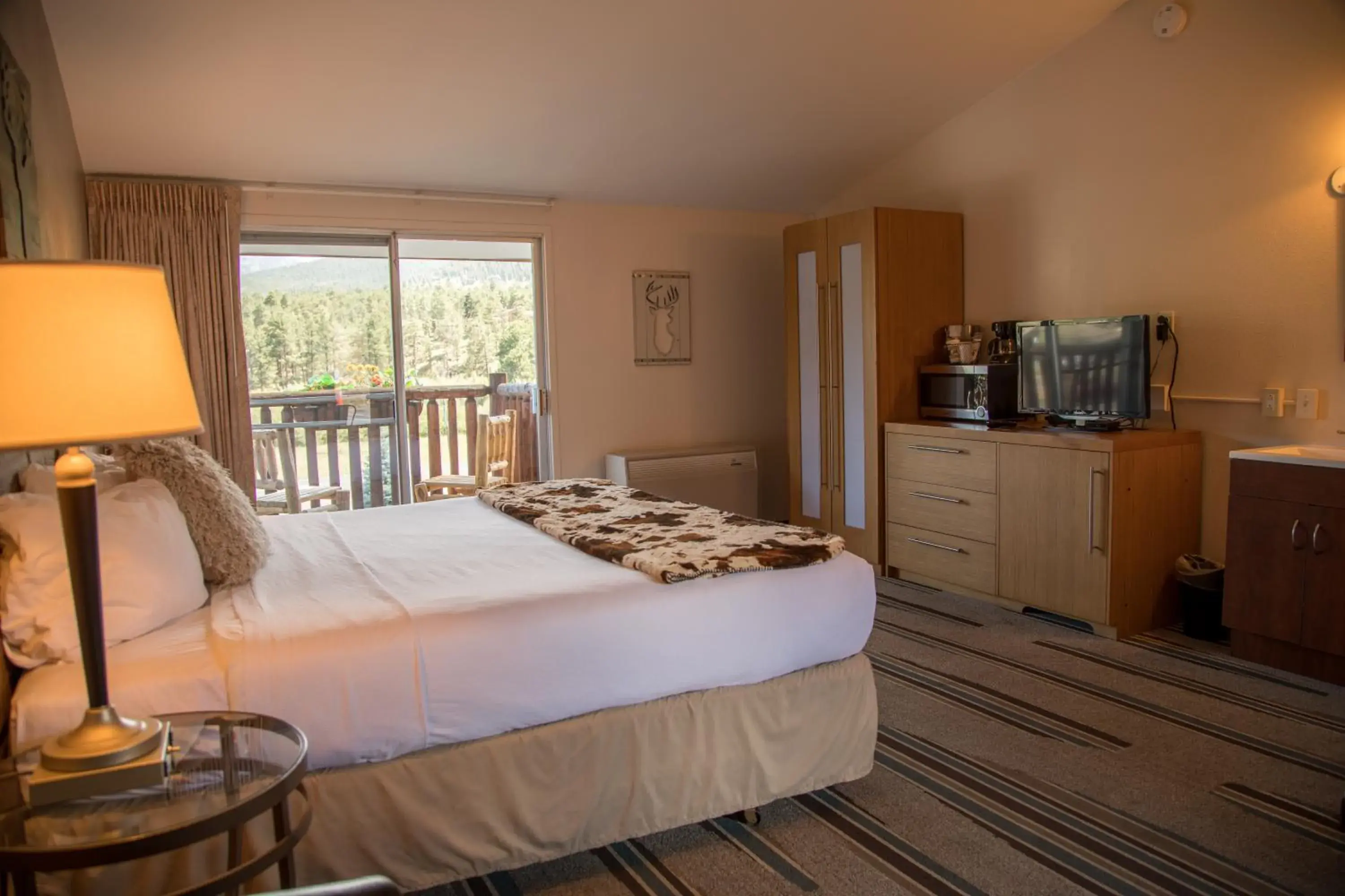 Patio, Bed in Alpine Trail Ridge Inn Patio, Bed in Alpine Trail Ridge Inn