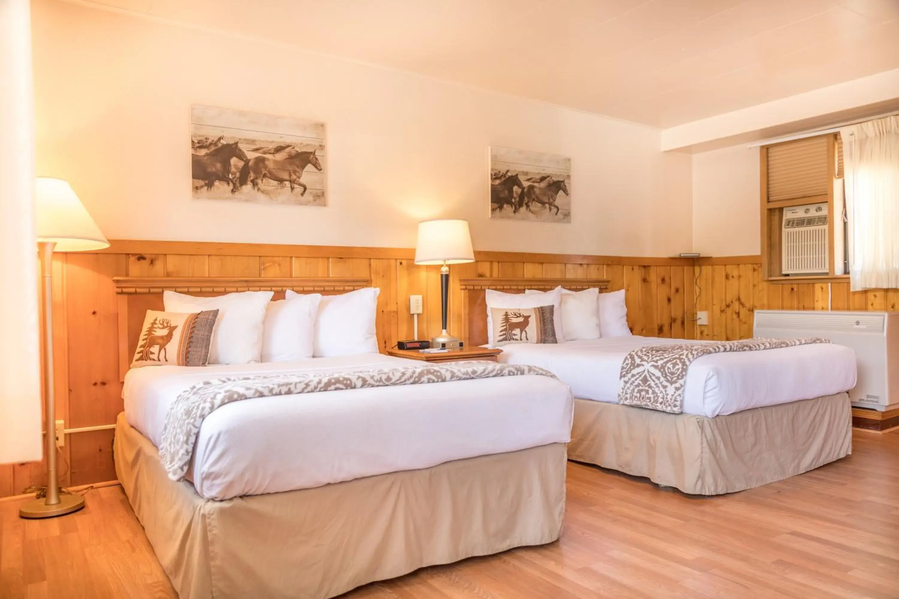 Bed in Alpine Trail Ridge Inn Bed in Alpine Trail Ridge Inn