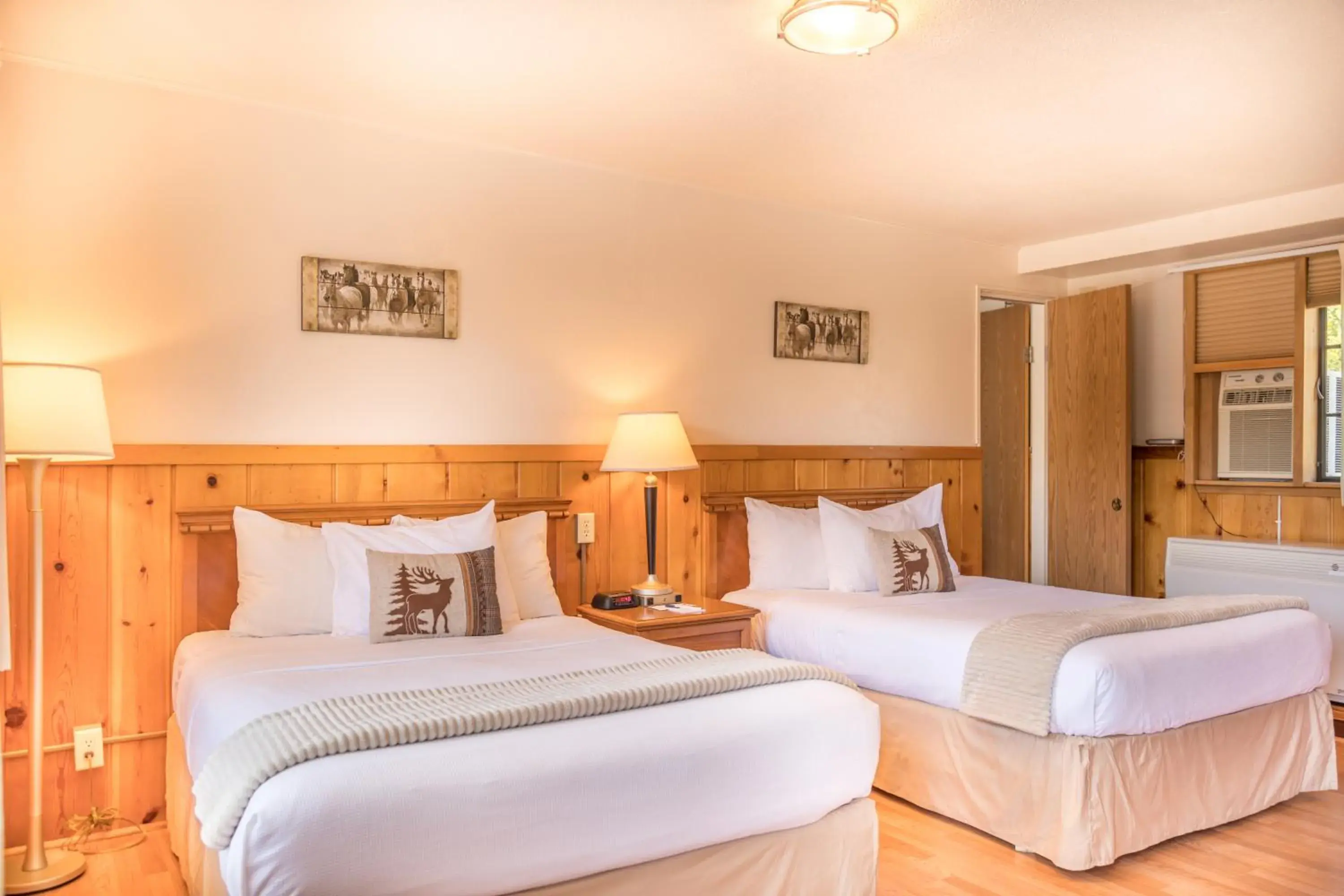 Bed in Alpine Trail Ridge Inn Bed in Alpine Trail Ridge Inn