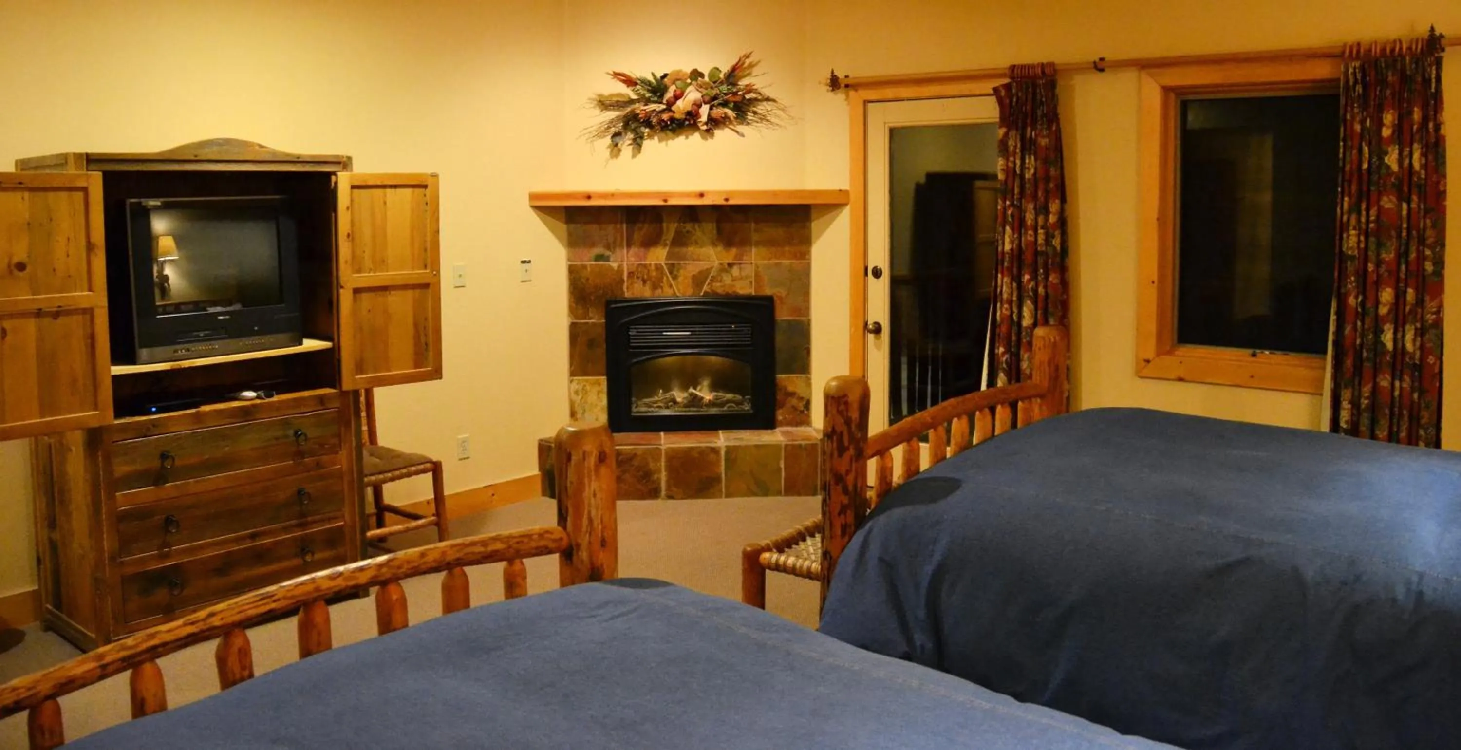 Photo of the whole room, Bed in Daniels Summit Lodge