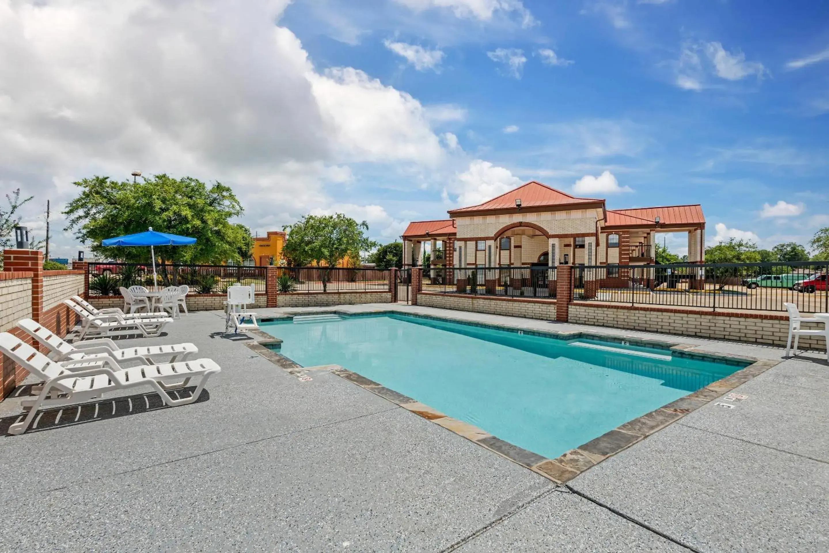 Swimming pool in Quality Inn & Suites Swimming pool in Quality Inn & Suites