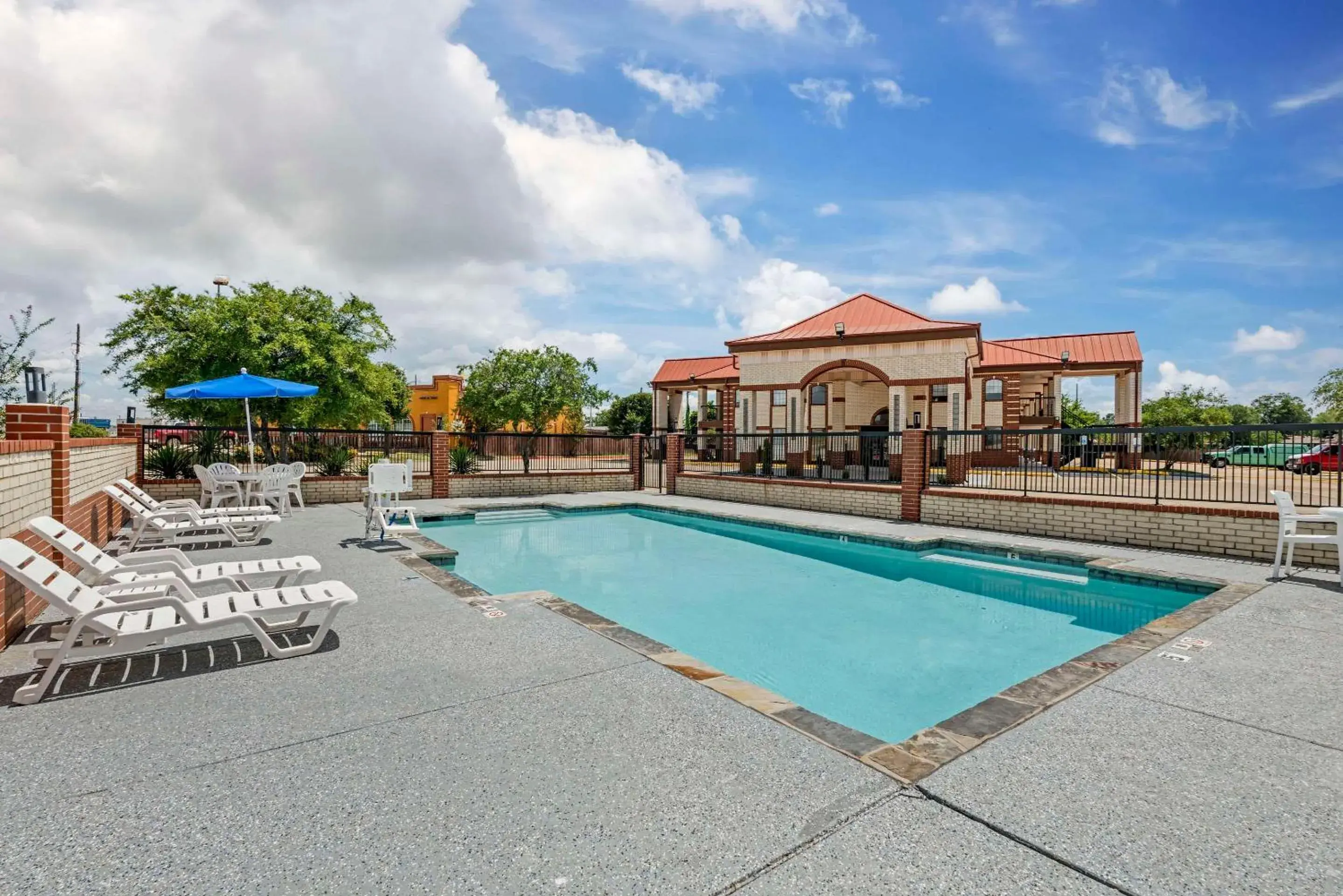 Swimming pool in Americas Best Value Inn New Boston Swimming pool in Americas Best Value Inn New Boston