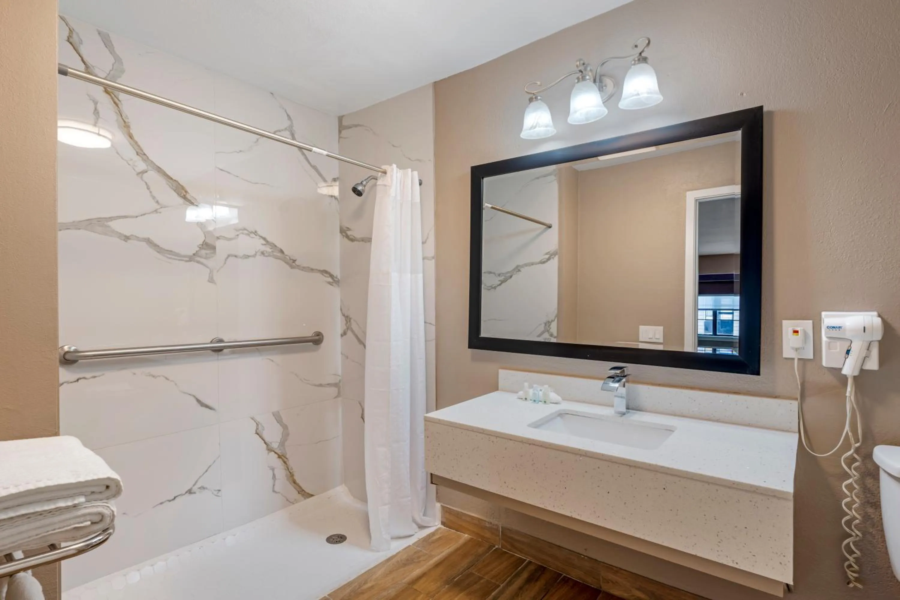 Shower in Quality Inn & Suites New Boston - Texarkana West